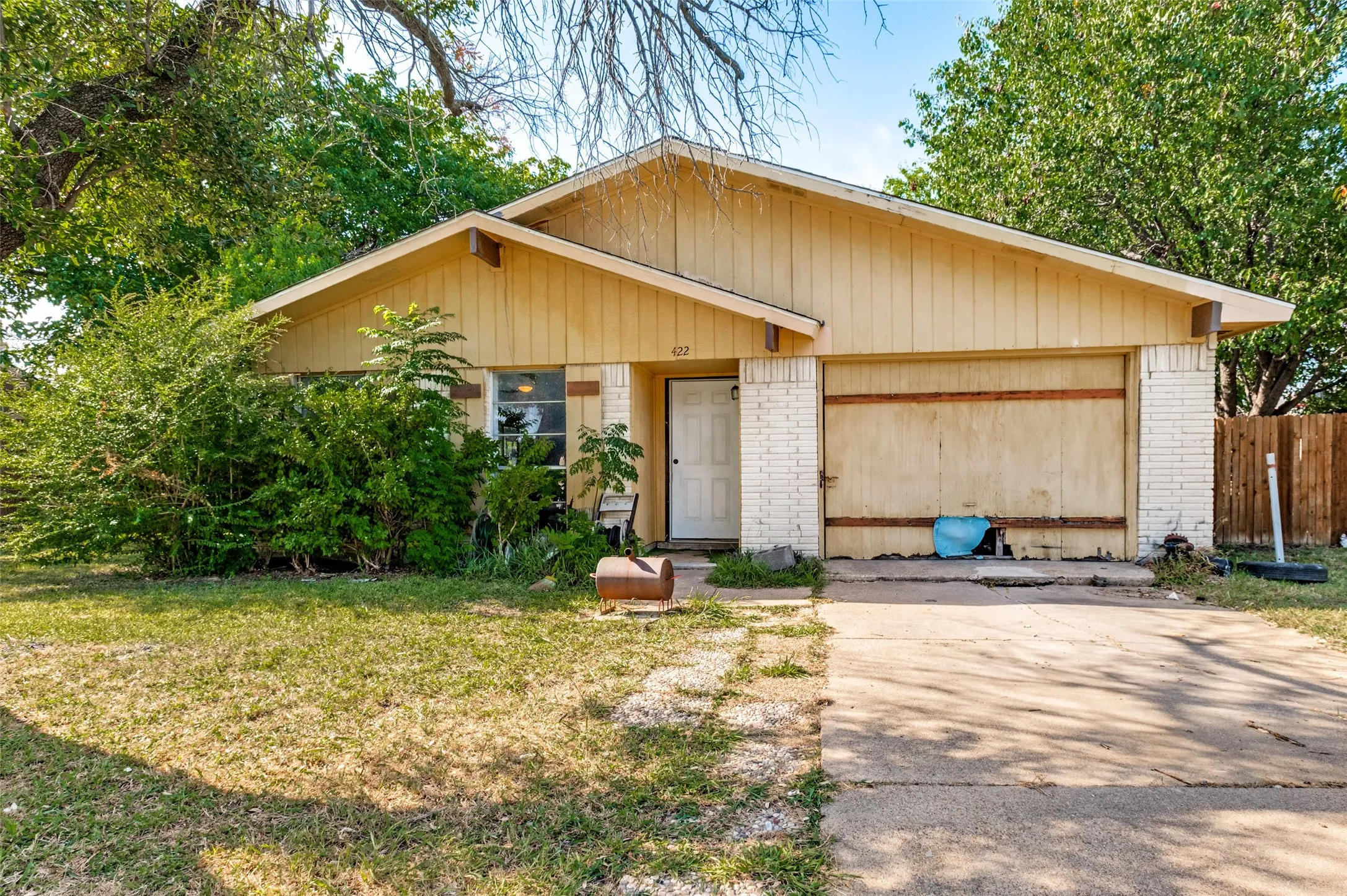 Single Family Residence For Sale in Dallas County , 422 N Holiday Drive, Grand Prairie, Texas 75052, 3 Bedroom, 2 Bathroom, 2 Garage spaces, 1,284 Sqft, built in 1972, mls#21325653, Real Estate Agent in Grand Prairie, Homes For Sale in Dallas county, Homes For Sale in Grand Prairie, Realtor in Grand Prairie Texas, Real Estate Brokerage Independent Realty Texas, Luminita Cordes Realtor