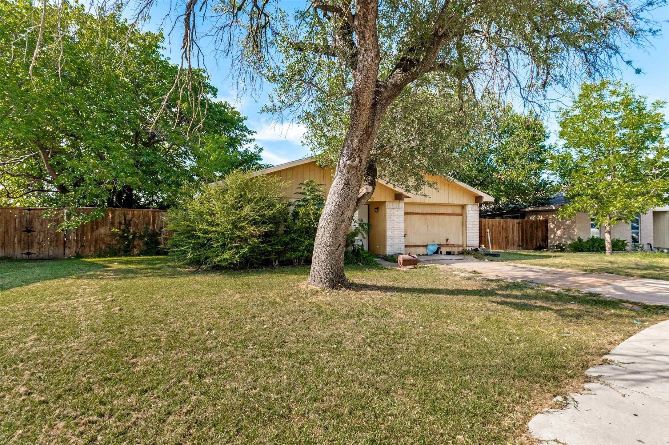 Single Family Residence For Sale in Dallas County , 422 N Holiday Drive, Grand Prairie, Texas 75052, 3 Bedroom, 2 Bathroom, 2 Garage spaces, 1,284 Sqft, built in 1972, mls#21325653, Real Estate Agent in Grand Prairie, Homes For Sale in Dallas county, Homes For Sale in Grand Prairie, Realtor in Grand Prairie Texas, Real Estate Brokerage Independent Realty Texas, Luminita Cordes Realtor