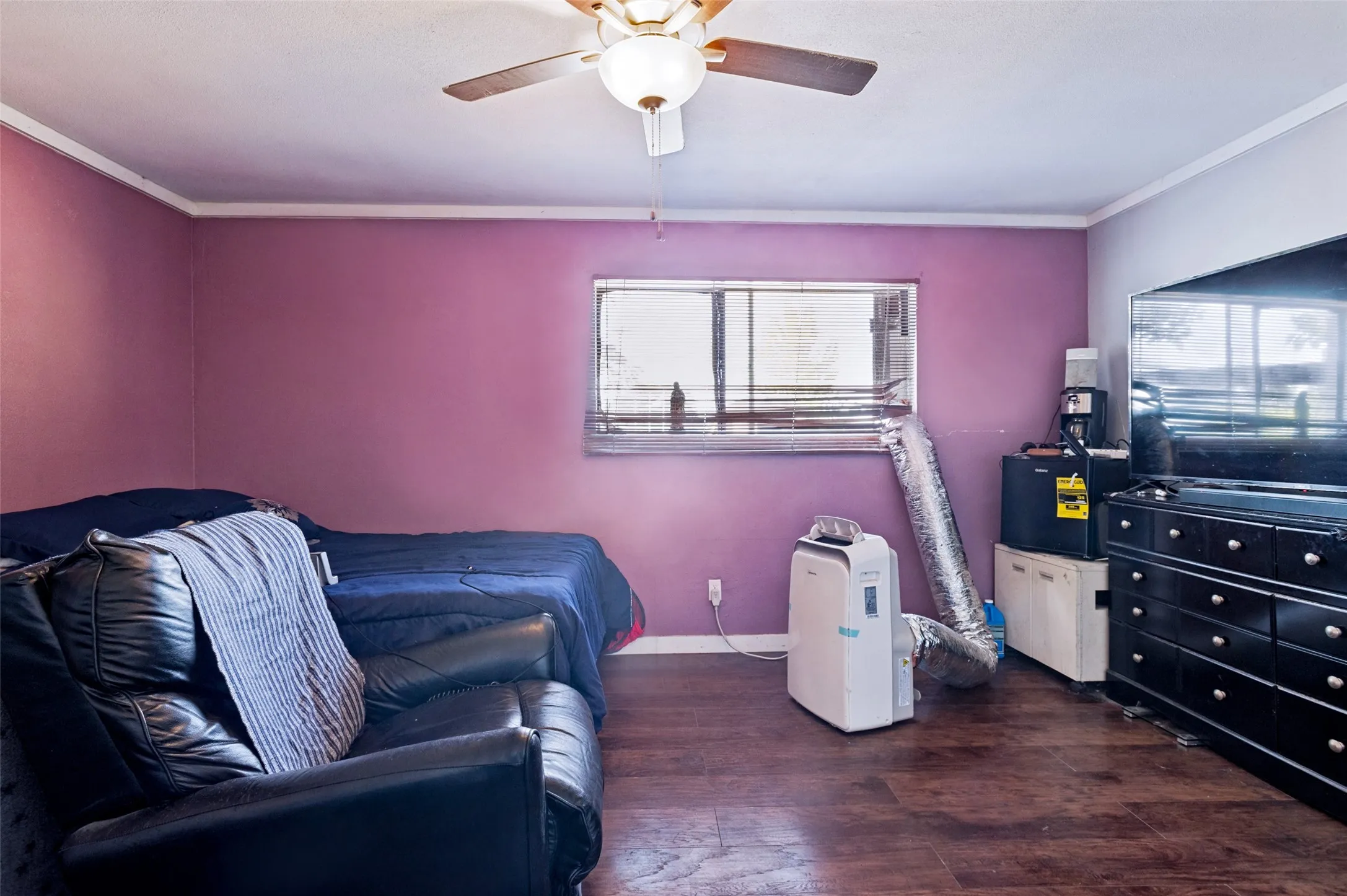 Single Family Residence For Sale in Dallas County , 422 N Holiday Drive, Grand Prairie, Texas 75052, 3 Bedroom, 2 Bathroom, 2 Garage spaces, 1,284 Sqft, built in 1972, mls#21325653, Real Estate Agent in Grand Prairie, Homes For Sale in Dallas county, Homes For Sale in Grand Prairie, Realtor in Grand Prairie Texas, Real Estate Brokerage Independent Realty Texas, Luminita Cordes Realtor