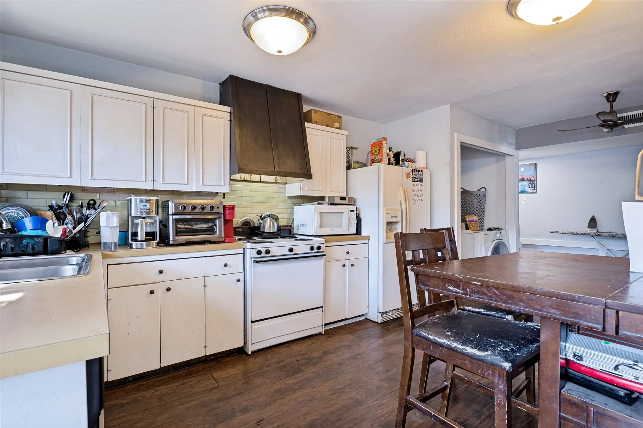 Single Family Residence For Sale in Dallas County , 422 N Holiday Drive, Grand Prairie, Texas 75052, 3 Bedroom, 2 Bathroom, 2 Garage spaces, 1,284 Sqft, built in 1972, mls#21325653, Real Estate Agent in Grand Prairie, Homes For Sale in Dallas county, Homes For Sale in Grand Prairie, Realtor in Grand Prairie Texas, Real Estate Brokerage Independent Realty Texas, Luminita Cordes Realtor