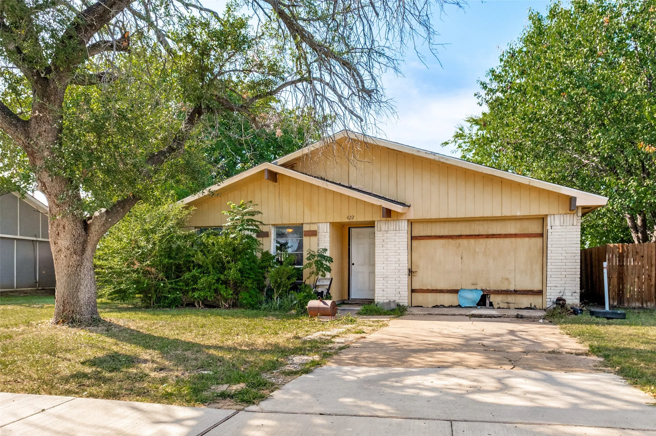 Single Family Residence For Sale in Dallas County , 422 N Holiday Drive, Grand Prairie, Texas 75052, 3 Bedroom, 2 Bathroom, 2 Garage spaces, 1,284 Sqft, built in 1972, mls#21325653, Real Estate Agent in Grand Prairie, Homes For Sale in Dallas county, Homes For Sale in Grand Prairie, Realtor in Grand Prairie Texas, Real Estate Brokerage Independent Realty Texas, Luminita Cordes Realtor