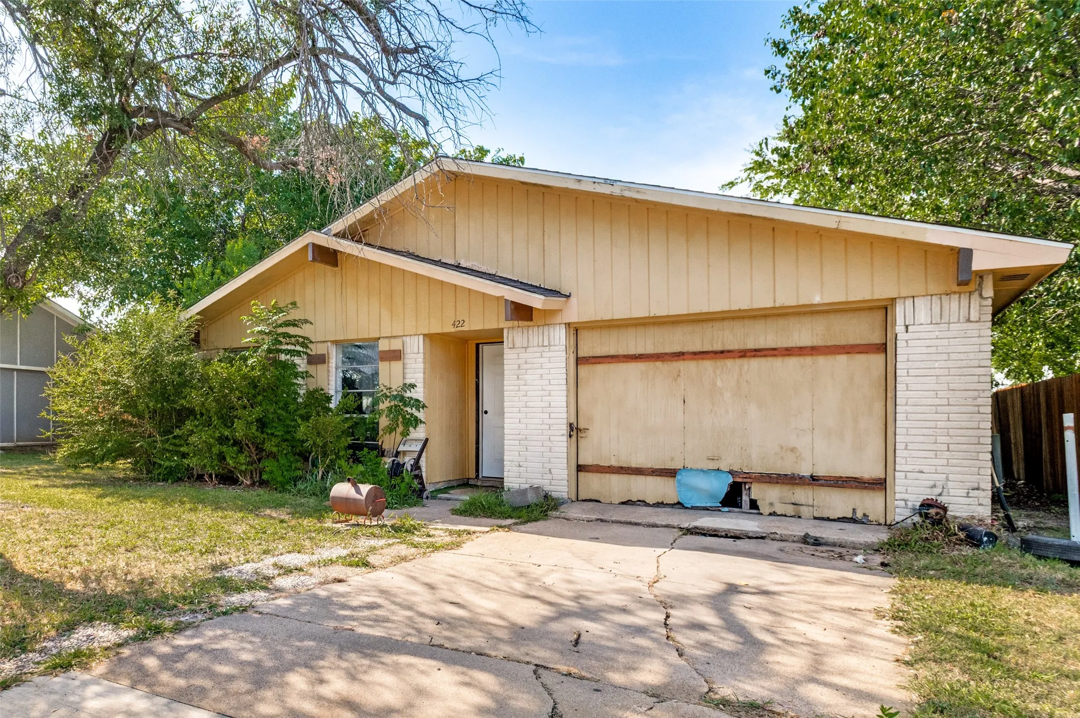 Single Family Residence For Sale in Dallas County , 422 N Holiday Drive, Grand Prairie, Texas 75052, 3 Bedroom, 2 Bathroom, 2 Garage spaces, 1,284 Sqft, built in 1972, mls#21325653, Real Estate Agent in Grand Prairie, Homes For Sale in Dallas county, Homes For Sale in Grand Prairie, Realtor in Grand Prairie Texas, Real Estate Brokerage Independent Realty Texas, Luminita Cordes Realtor