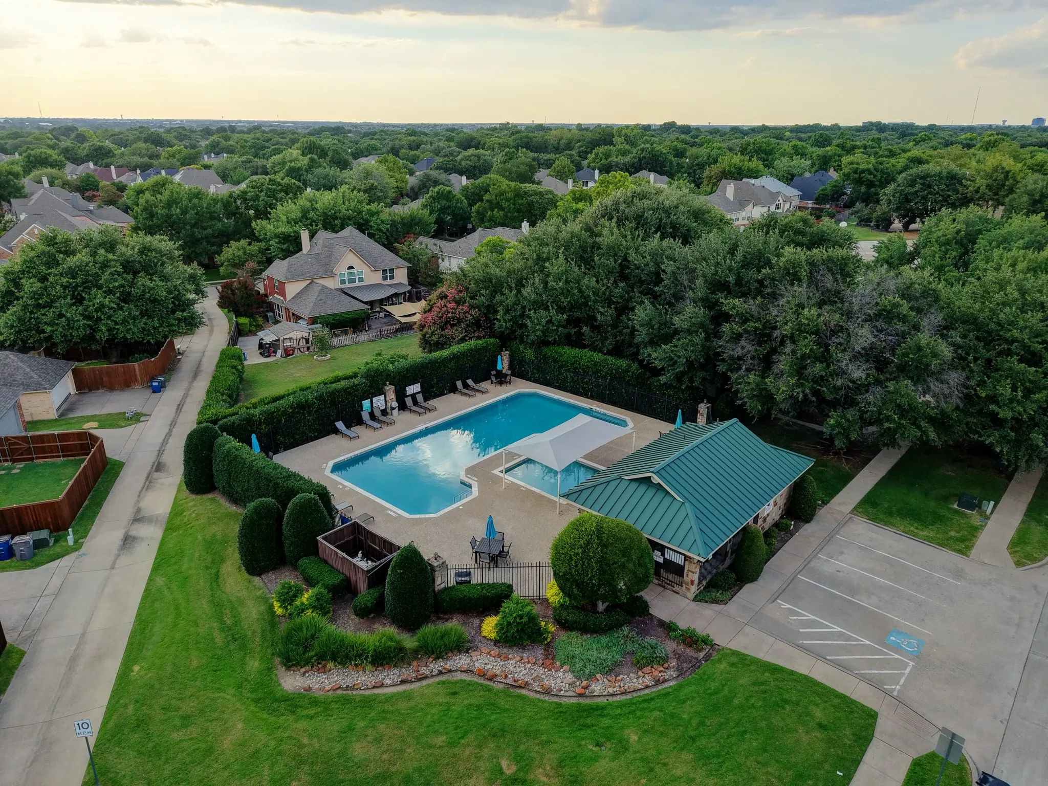 Outdoor swimming pool with integrated spa and surrounding paved deck