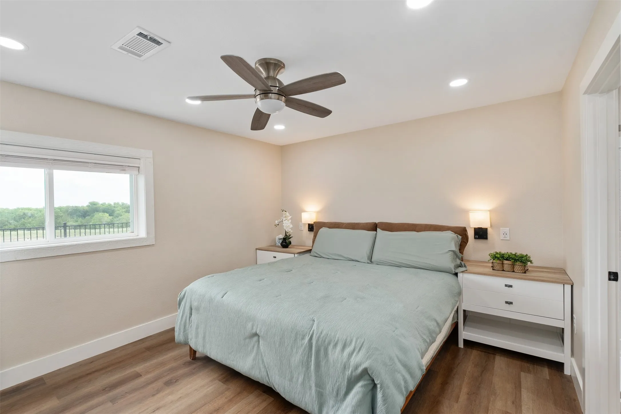 Upstairs ensuite bedroom.