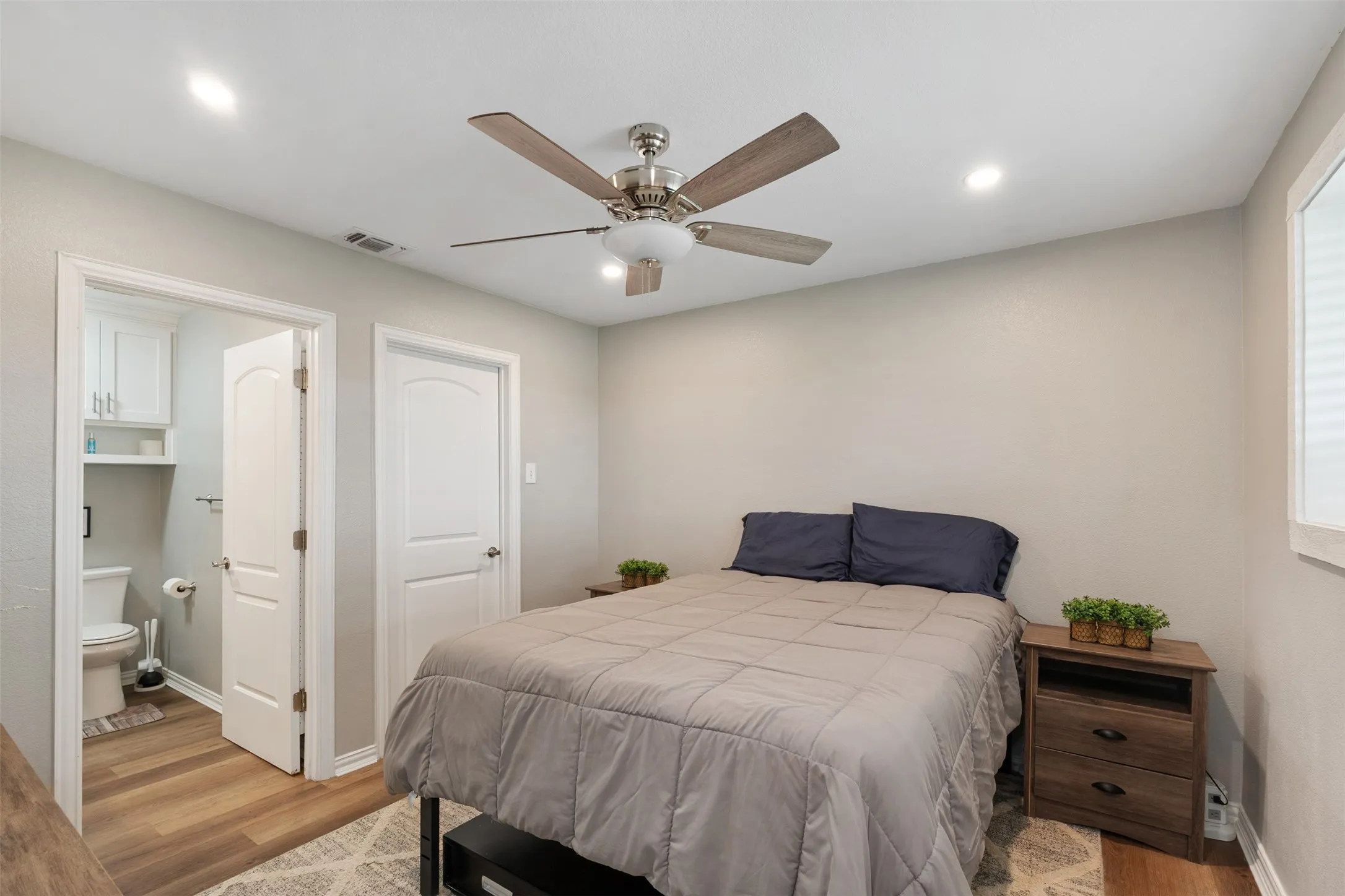 Second downstairs ensuite bedroom.