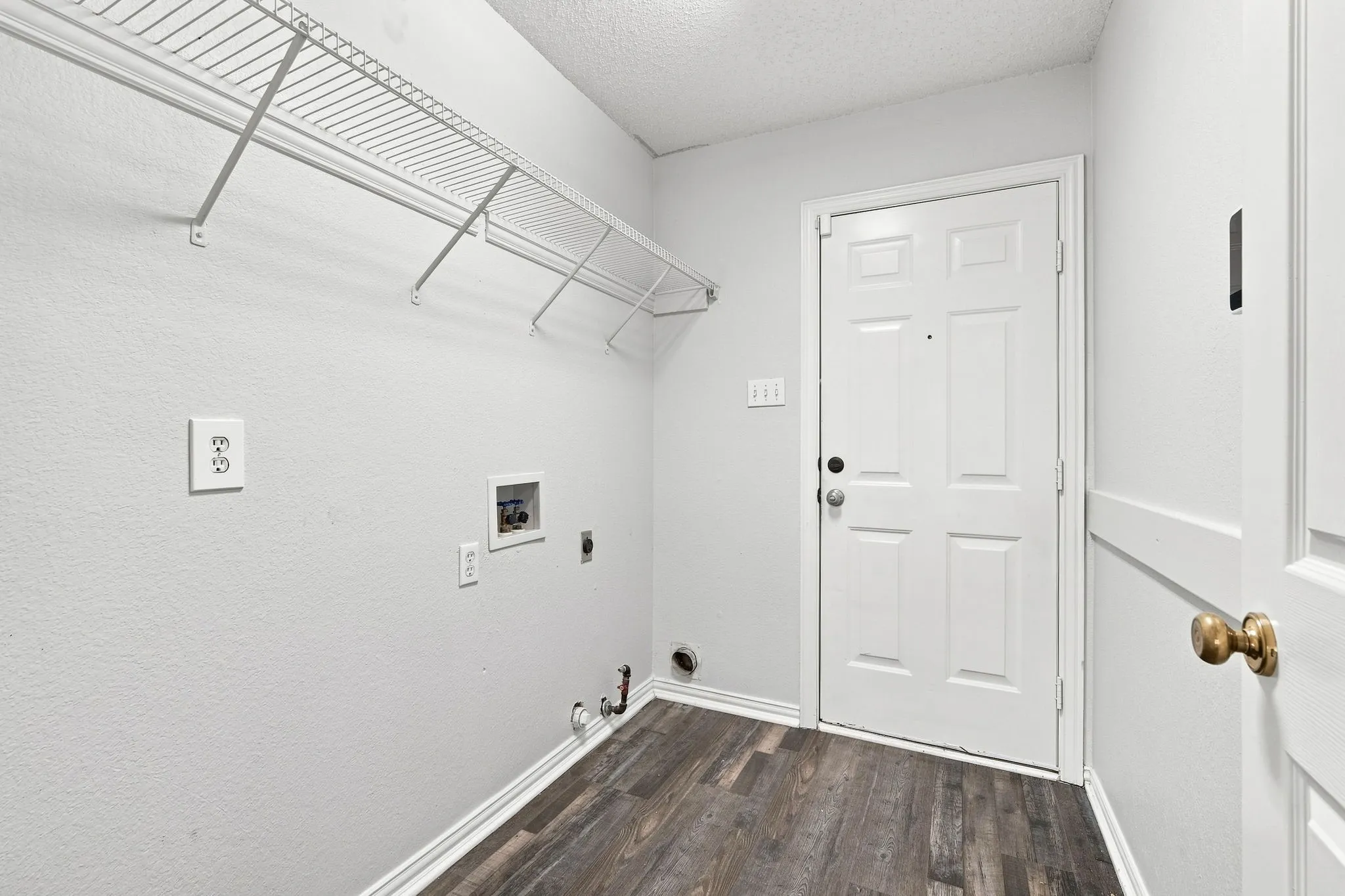 Single Family Residence For Sale in Tarrant County , 907 Red Oak Drive, Mansfield, Texas 76063, 4 Bedroom, 3 Bathroom, 2 Garage spaces, 1,862 Sqft, built in 1993, mls#21325771, Real Estate Agent in Mansfield, Homes For Sale in Tarrant county, Homes For Sale in Mansfield, Realtor in Mansfield Texas, Real Estate Brokerage Independent Realty Texas, Luminita Cordes Realtor