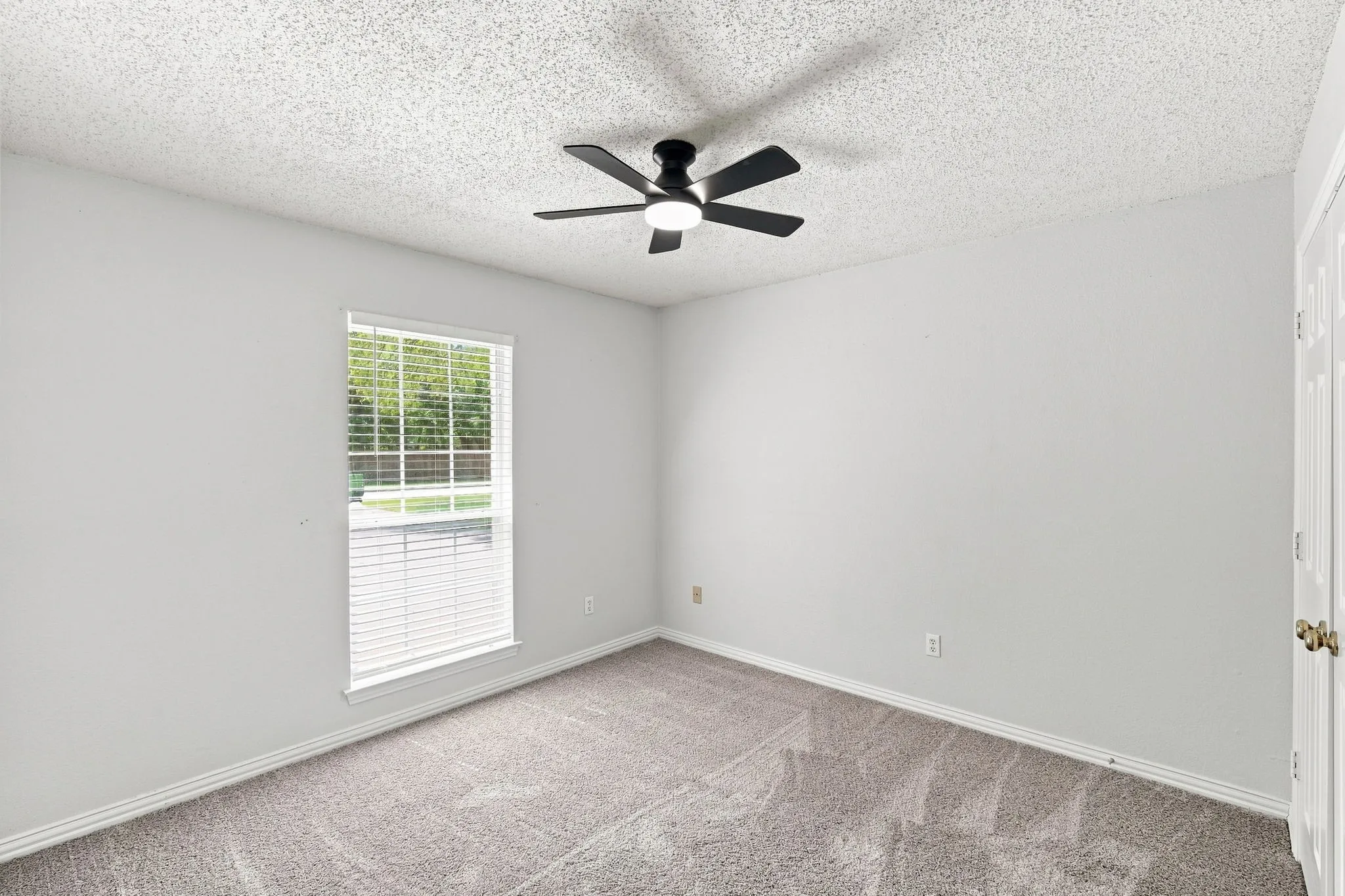 Single Family Residence For Sale in Tarrant County , 907 Red Oak Drive, Mansfield, Texas 76063, 4 Bedroom, 3 Bathroom, 2 Garage spaces, 1,862 Sqft, built in 1993, mls#21325771, Real Estate Agent in Mansfield, Homes For Sale in Tarrant county, Homes For Sale in Mansfield, Realtor in Mansfield Texas, Real Estate Brokerage Independent Realty Texas, Luminita Cordes Realtor