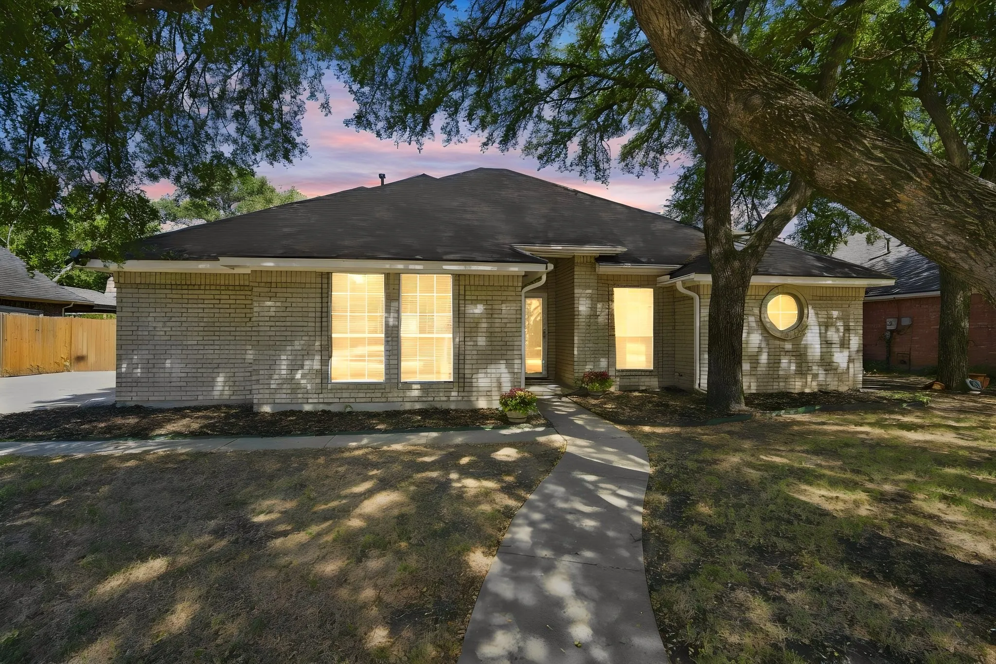 Single Family Residence For Sale in Tarrant County , 907 Red Oak Drive, Mansfield, Texas 76063, 4 Bedroom, 3 Bathroom, 2 Garage spaces, 1,862 Sqft, built in 1993, mls#21325771, Real Estate Agent in Mansfield, Homes For Sale in Tarrant county, Homes For Sale in Mansfield, Realtor in Mansfield Texas, Real Estate Brokerage Independent Realty Texas, Luminita Cordes Realtor