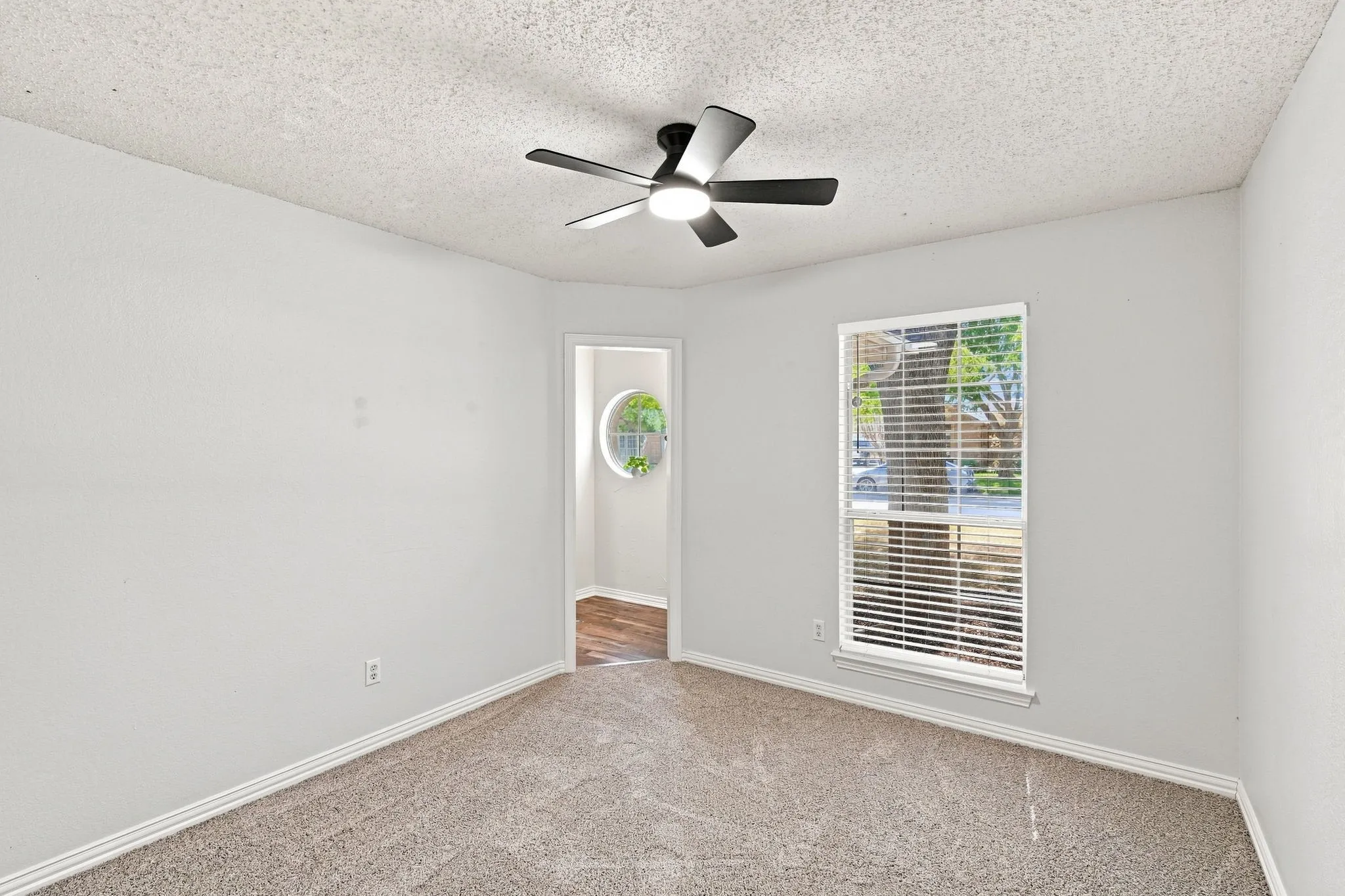 Single Family Residence For Sale in Tarrant County , 907 Red Oak Drive, Mansfield, Texas 76063, 4 Bedroom, 3 Bathroom, 2 Garage spaces, 1,862 Sqft, built in 1993, mls#21325771, Real Estate Agent in Mansfield, Homes For Sale in Tarrant county, Homes For Sale in Mansfield, Realtor in Mansfield Texas, Real Estate Brokerage Independent Realty Texas, Luminita Cordes Realtor