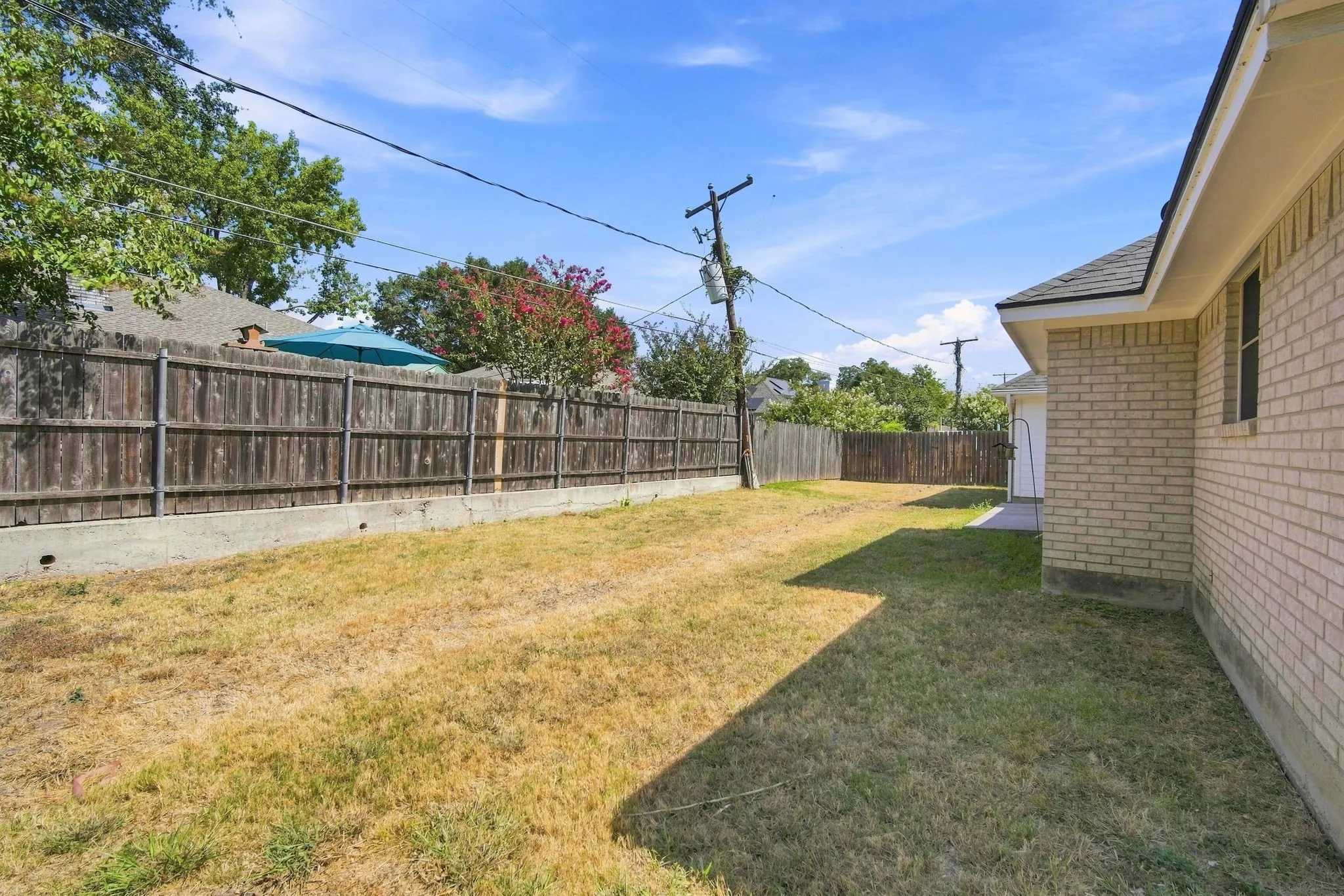 Single Family Residence For Sale in Tarrant County , 907 Red Oak Drive, Mansfield, Texas 76063, 4 Bedroom, 3 Bathroom, 2 Garage spaces, 1,862 Sqft, built in 1993, mls#21325771, Real Estate Agent in Mansfield, Homes For Sale in Tarrant county, Homes For Sale in Mansfield, Realtor in Mansfield Texas, Real Estate Brokerage Independent Realty Texas, Luminita Cordes Realtor