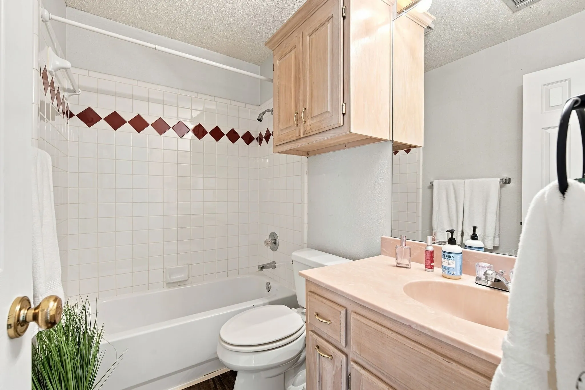 Single Family Residence For Sale in Tarrant County , 907 Red Oak Drive, Mansfield, Texas 76063, 4 Bedroom, 3 Bathroom, 2 Garage spaces, 1,862 Sqft, built in 1993, mls#21325771, Real Estate Agent in Mansfield, Homes For Sale in Tarrant county, Homes For Sale in Mansfield, Realtor in Mansfield Texas, Real Estate Brokerage Independent Realty Texas, Luminita Cordes Realtor