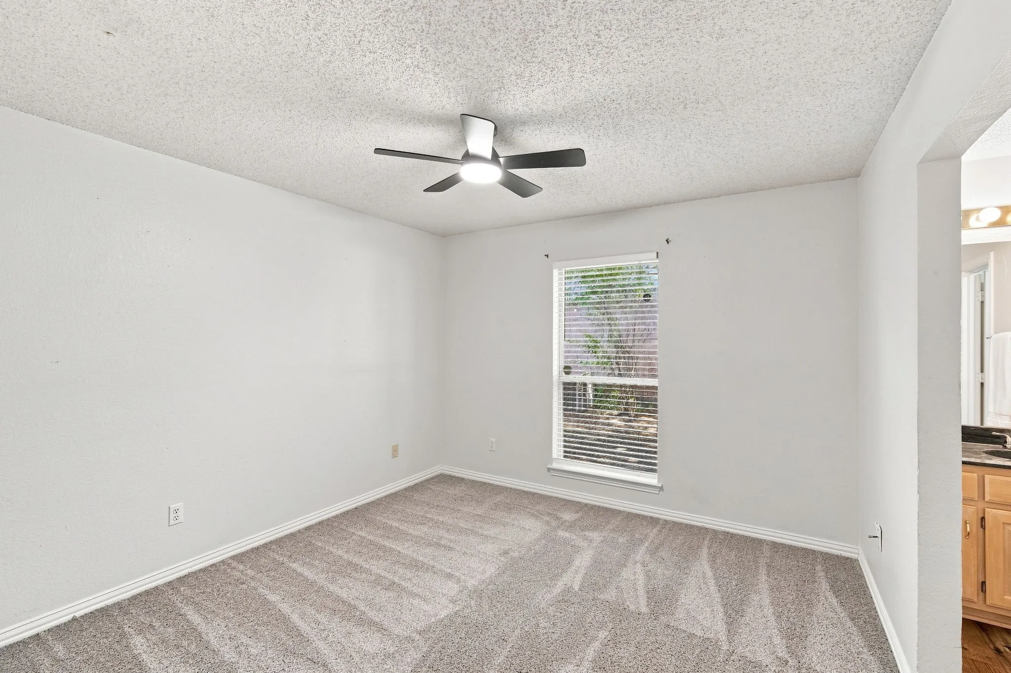 Single Family Residence For Sale in Tarrant County , 907 Red Oak Drive, Mansfield, Texas 76063, 4 Bedroom, 3 Bathroom, 2 Garage spaces, 1,862 Sqft, built in 1993, mls#21325771, Real Estate Agent in Mansfield, Homes For Sale in Tarrant county, Homes For Sale in Mansfield, Realtor in Mansfield Texas, Real Estate Brokerage Independent Realty Texas, Luminita Cordes Realtor