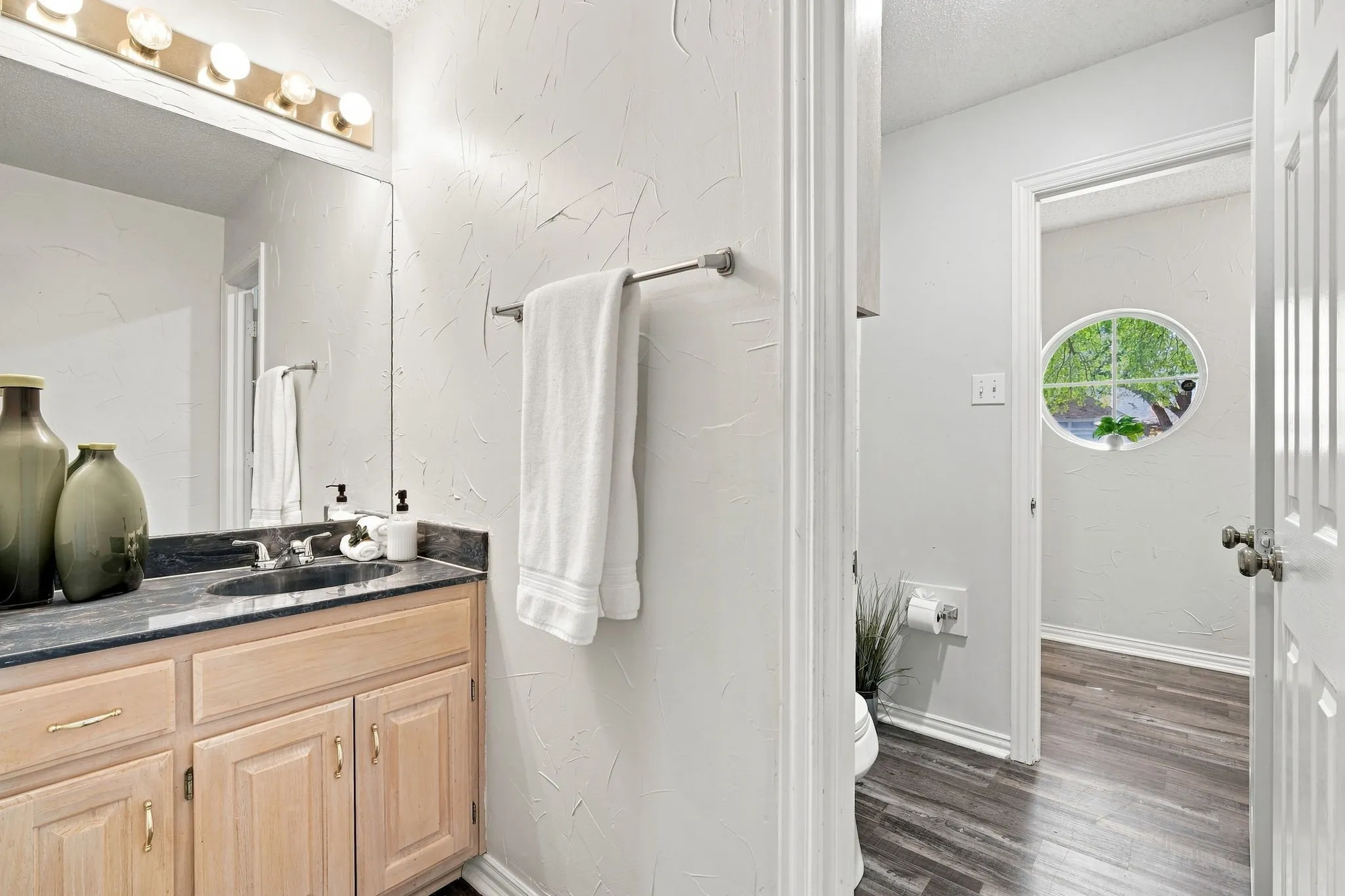 Single Family Residence For Sale in Tarrant County , 907 Red Oak Drive, Mansfield, Texas 76063, 4 Bedroom, 3 Bathroom, 2 Garage spaces, 1,862 Sqft, built in 1993, mls#21325771, Real Estate Agent in Mansfield, Homes For Sale in Tarrant county, Homes For Sale in Mansfield, Realtor in Mansfield Texas, Real Estate Brokerage Independent Realty Texas, Luminita Cordes Realtor
