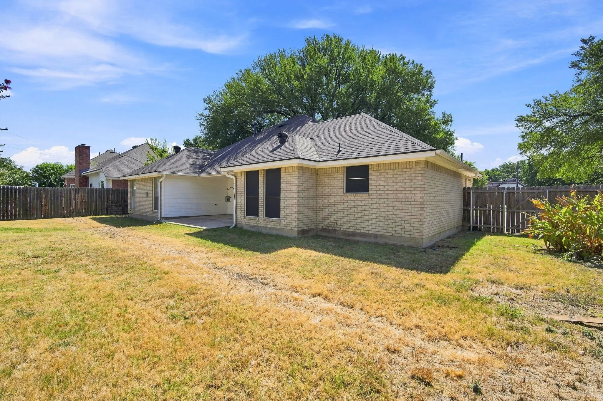 Single Family Residence For Sale in Tarrant County , 907 Red Oak Drive, Mansfield, Texas 76063, 4 Bedroom, 3 Bathroom, 2 Garage spaces, 1,862 Sqft, built in 1993, mls#21325771, Real Estate Agent in Mansfield, Homes For Sale in Tarrant county, Homes For Sale in Mansfield, Realtor in Mansfield Texas, Real Estate Brokerage Independent Realty Texas, Luminita Cordes Realtor
