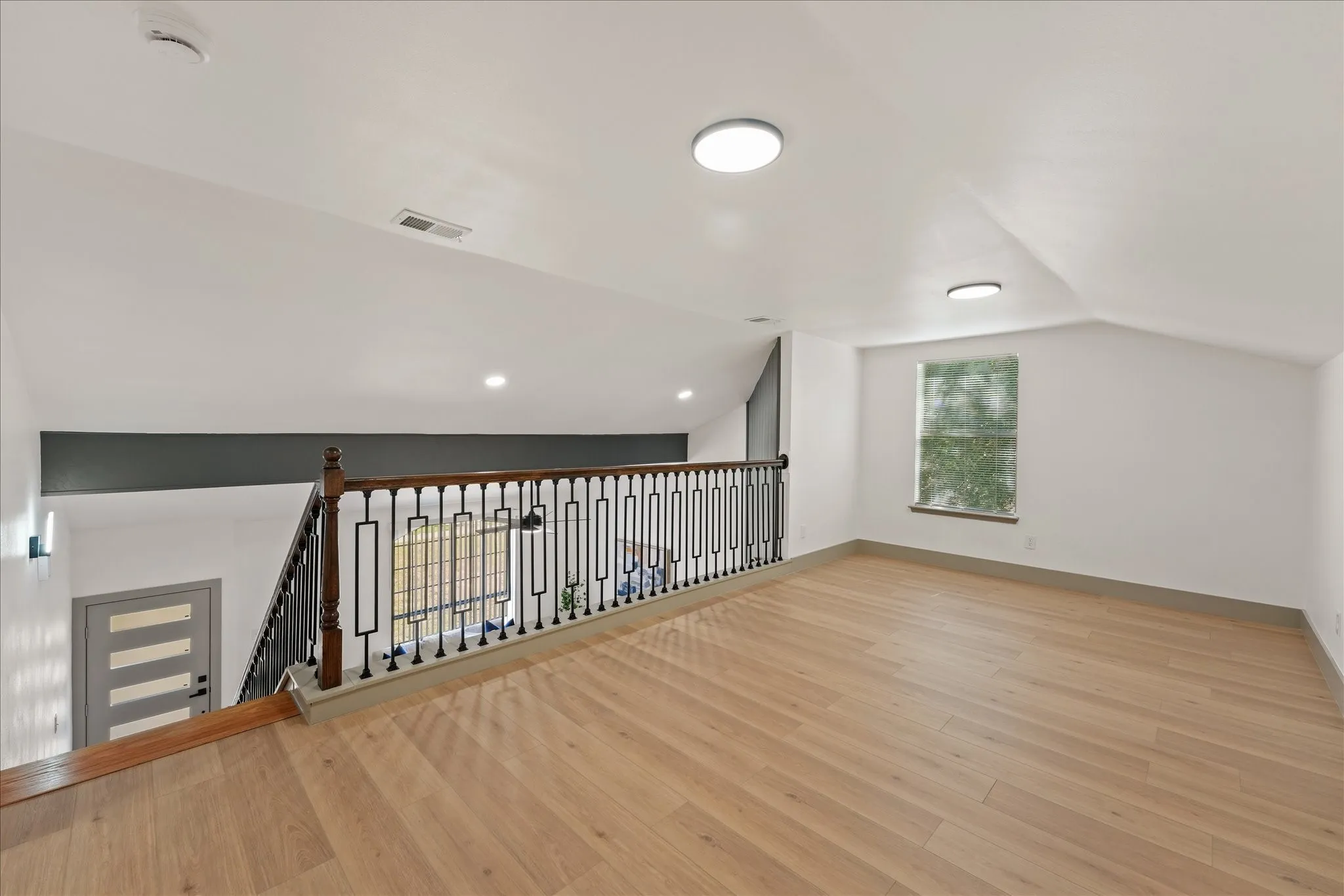 Single Family Residence For Sale in Dallas County , 204 Briarglen Drive, Cedar Hill, Texas 75104, 4 Bedroom, 3 Bathroom, 2 Garage spaces, 2,088 Sqft, built in 1994, mls#21325793, Real Estate Agent in Cedar Hill, Homes For Sale in Dallas county, Homes For Sale in Cedar Hill, Realtor in Cedar Hill Texas, Real Estate Brokerage Independent Realty Texas, Luminita Cordes Realtor