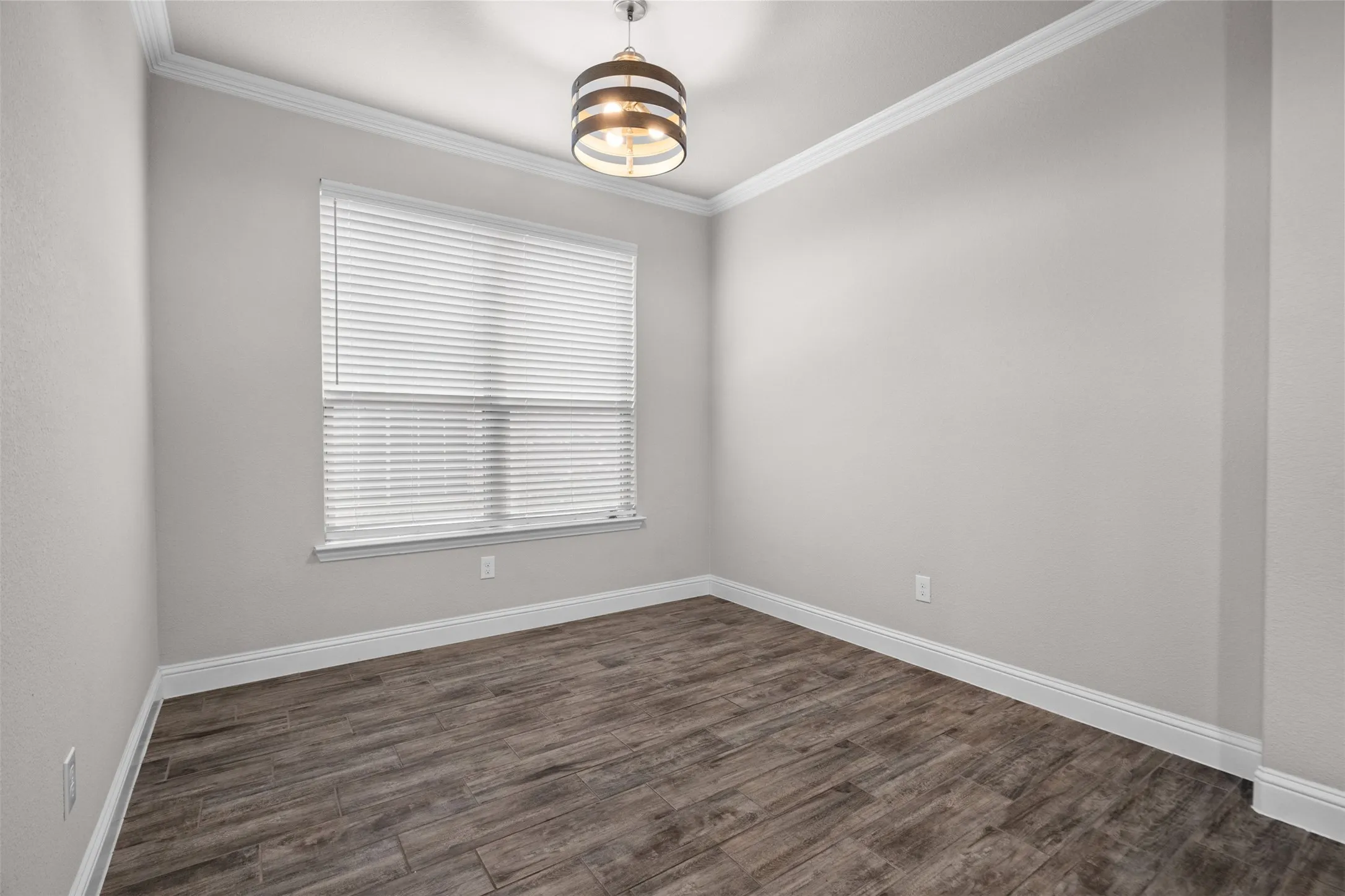 Neutral tone wall paint with crown molding and baseboards