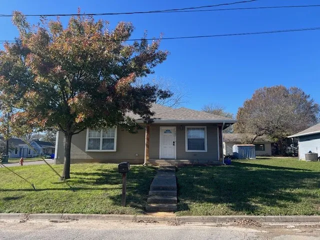 Single Family Residence For Rent in Grayson County , 107 Church Street, Whitesboro, Texas 76273, 3 Bedroom, 2 Bathroom, Garage spaces, 1,225 Sqft, built in 2002, Price $1,850, mls#21325797, Real Estate Agent in Whitesboro, Homes For Rent in Grayson county, Homes For Rent in Whitesboro, Realtor in Whitesboro Texas, Real Estate Brokerage Independent Realty Texas, Luminita Cordes Realtor