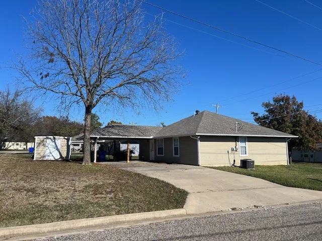 Single Family Residence For Rent in Grayson County , 107 Church Street, Whitesboro, Texas 76273, 3 Bedroom, 2 Bathroom, Garage spaces, 1,225 Sqft, built in 2002, Price $1,850, mls#21325797, Real Estate Agent in Whitesboro, Homes For Rent in Grayson county, Homes For Rent in Whitesboro, Realtor in Whitesboro Texas, Real Estate Brokerage Independent Realty Texas, Luminita Cordes Realtor