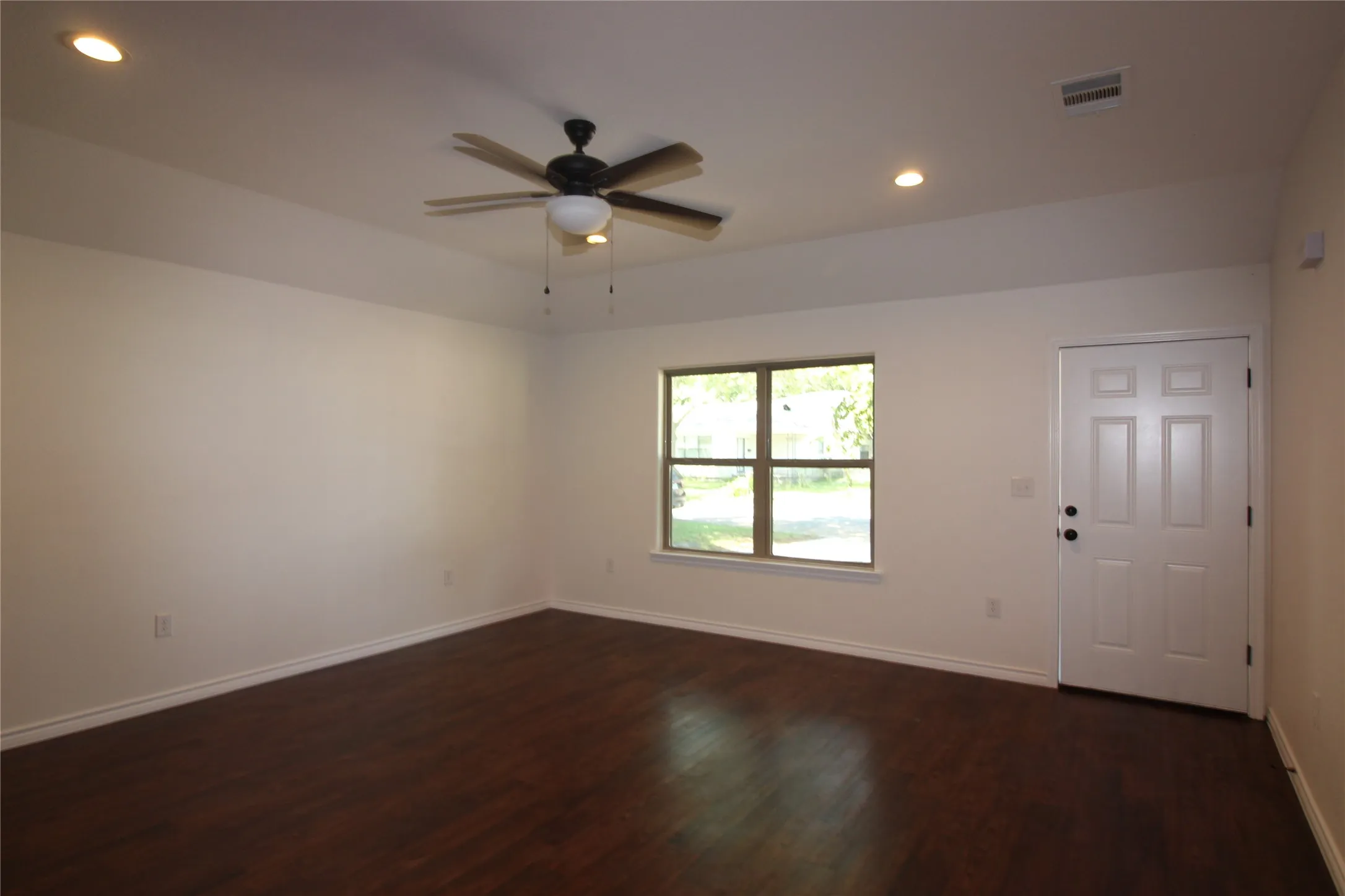 Single Family Residence For Rent in Grayson County , 104 Boston Street, Whitesboro, Texas 76273, 3 Bedroom, 2 Bathroom, Garage spaces, 1,221 Sqft, built in 2019, mls#21325812, Real Estate Agent in Whitesboro, Homes For Rent in Grayson county, Homes For Rent in Whitesboro, Realtor in Whitesboro Texas, Real Estate Brokerage Independent Realty Texas, Luminita Cordes Realtor