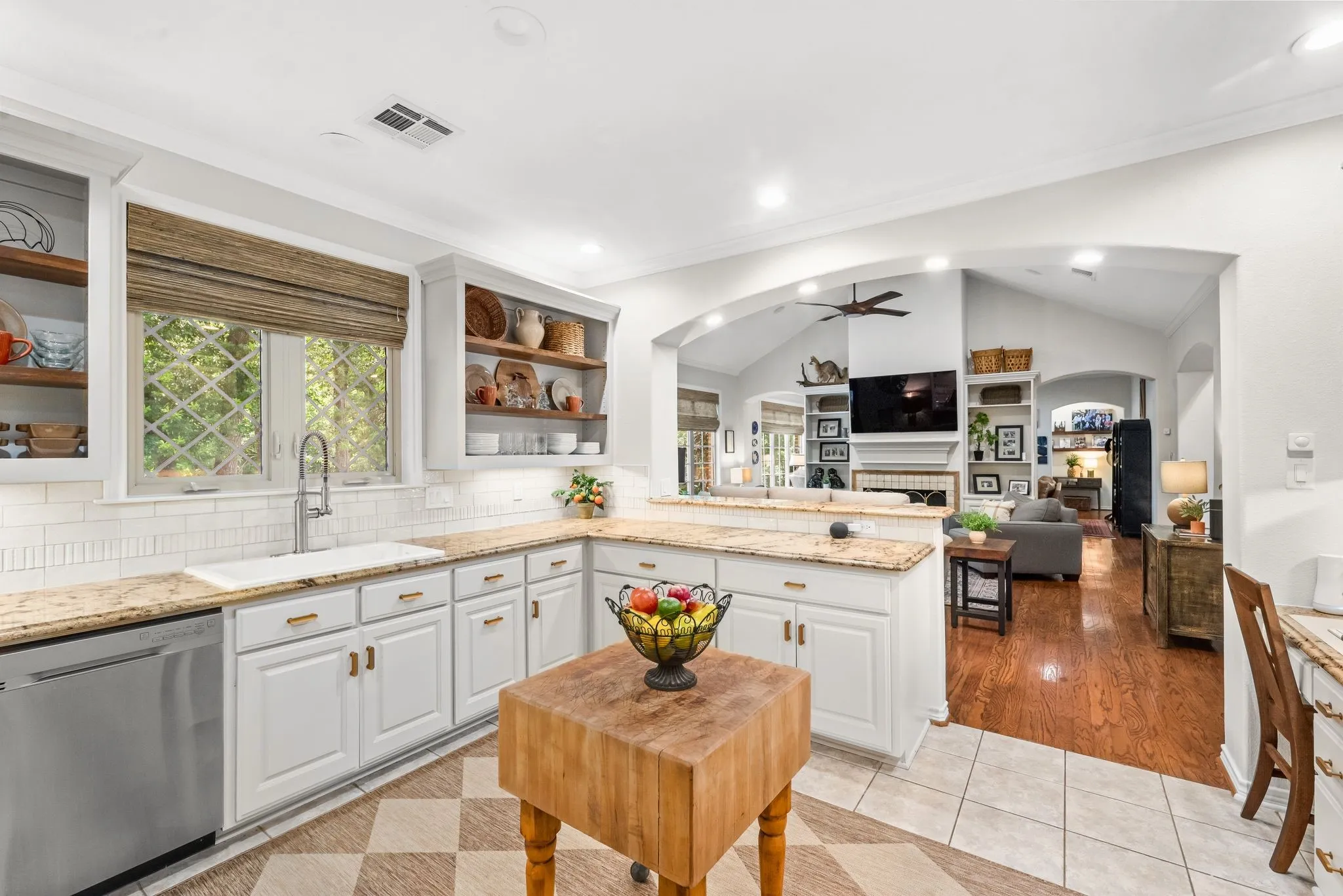 Single Family Residence For Sale in Navarro County , 2000 Scott Place, Corsicana, Texas 75110, 4 Bedrooms, 4 Bathrooms, 2 Garage spaces, 3,354 Sqft, built in 2004, Price $849,500, mls#21325655, Real Estate Agent in Corsicana, Homes For Sale in Navarro county, Homes For Sale in Corsicana, Realtor in Corsicana Texas, Real Estate Brokerage Independent Realty Texas, Luminita Cordes Realtor