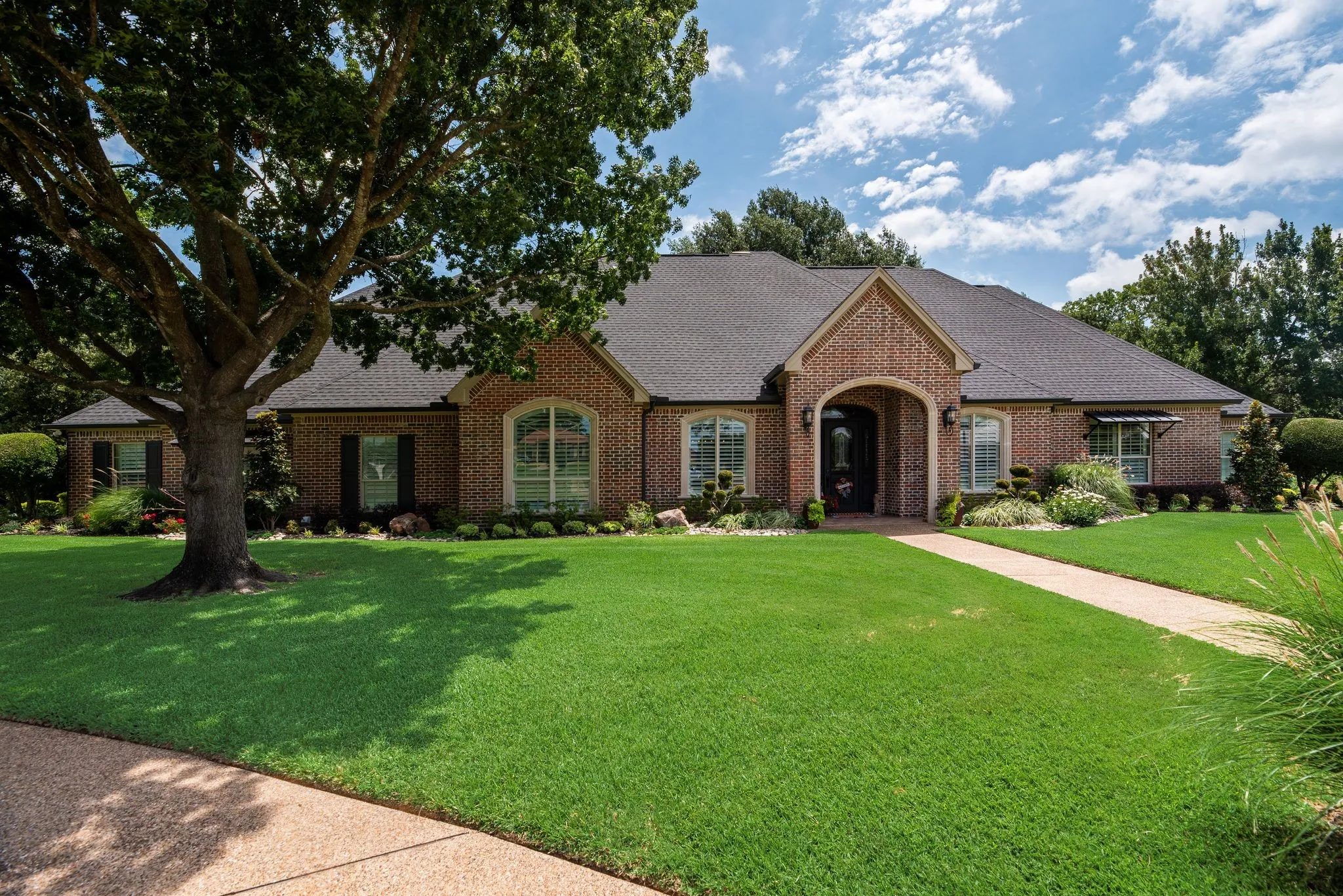 Single Family Residence For Sale in Navarro County , 2000 Scott Place, Corsicana, Texas 75110, 4 Bedrooms, 4 Bathrooms, 2 Garage spaces, 3,354 Sqft, built in 2004, Price $849,500, mls#21325655, Real Estate Agent in Corsicana, Homes For Sale in Navarro county, Homes For Sale in Corsicana, Realtor in Corsicana Texas, Real Estate Brokerage Independent Realty Texas, Luminita Cordes Realtor
