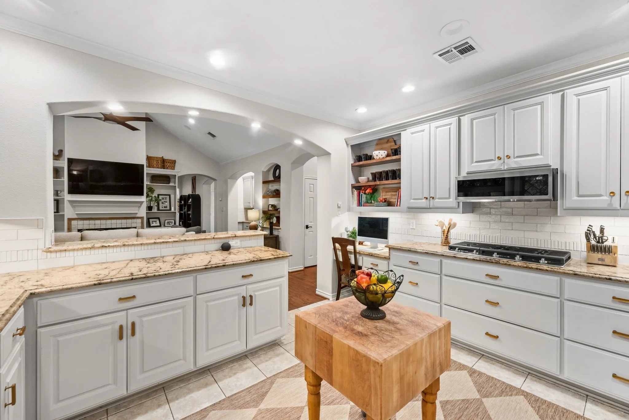 Single Family Residence For Sale in Navarro County , 2000 Scott Place, Corsicana, Texas 75110, 4 Bedrooms, 4 Bathrooms, 2 Garage spaces, 3,354 Sqft, built in 2004, Price $849,500, mls#21325655, Real Estate Agent in Corsicana, Homes For Sale in Navarro county, Homes For Sale in Corsicana, Realtor in Corsicana Texas, Real Estate Brokerage Independent Realty Texas, Luminita Cordes Realtor