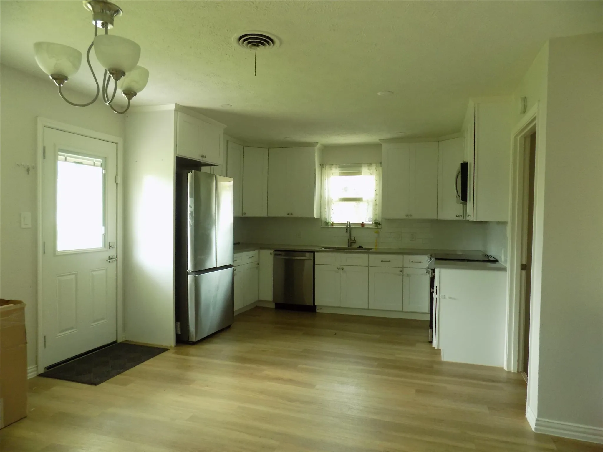Single Family Residence For Sale in Tarrant County , 7821 Hood Street, Lakeside, Texas 76135, 3 Bedroom, 2 Bathroom, 2 Garage spaces, 1,368 Sqft, built in 1959, mls#21324178, Real Estate Agent in Lakeside, Homes For Sale in Tarrant county, Homes For Sale in Lakeside, Realtor in Lakeside Texas, Real Estate Brokerage Independent Realty Texas, Luminita Cordes Realtor
