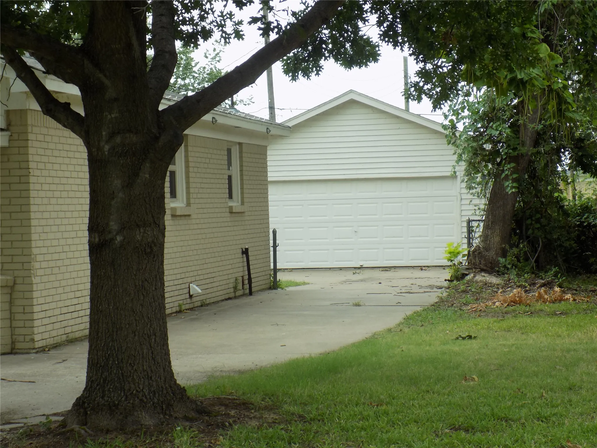 Large separate 2-car garage.