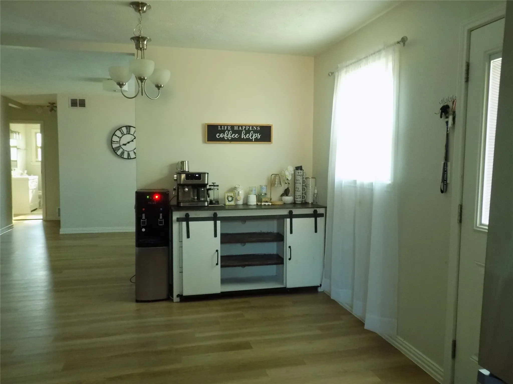 Eating area in kitchen.