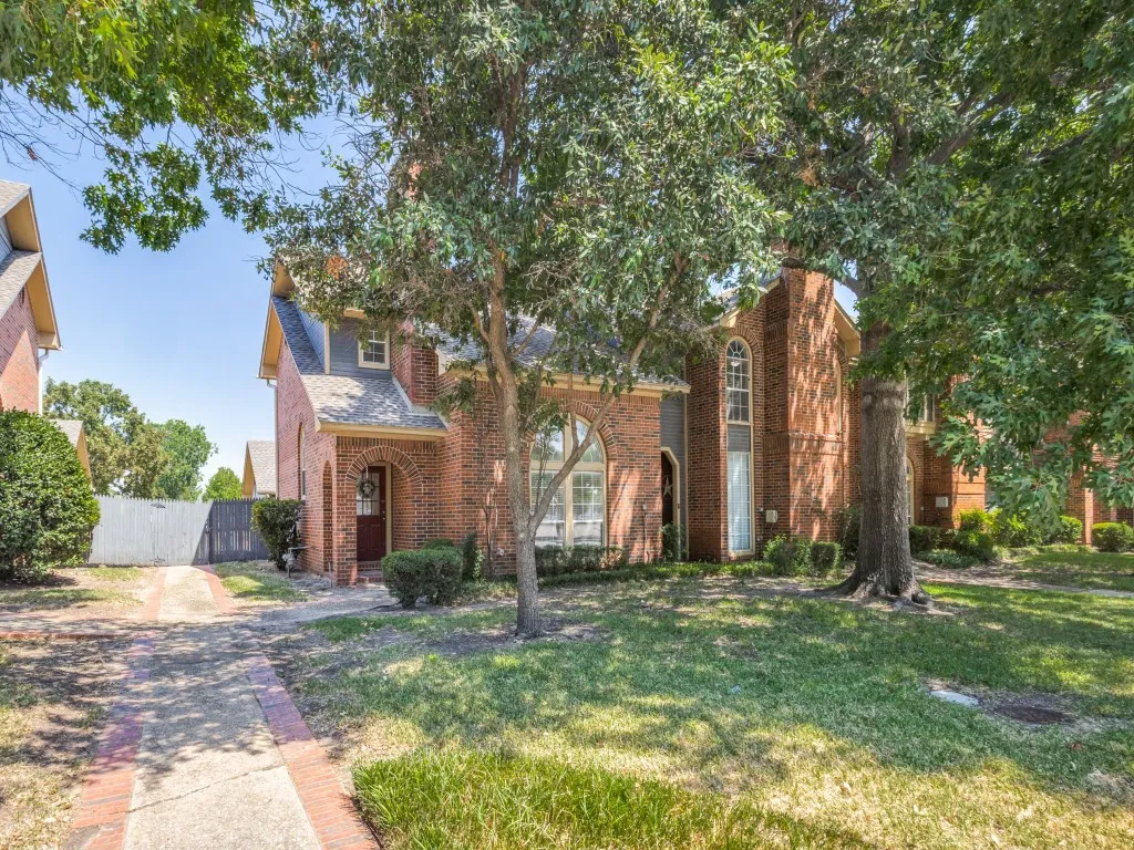 Townhouse For Sale in Denton County , 160 Cobblestone Row, Denton, Texas 76207, 1 Bedroom, 2 Bathroom, 2 Garage spaces, 1,231 Sqft, built in 1985, mls#21325788, Real Estate Agent in Denton, Homes For Sale in Denton county, Homes For Sale in Denton, Realtor in Denton Texas, Real Estate Brokerage Independent Realty Texas, Luminita Cordes Realtor