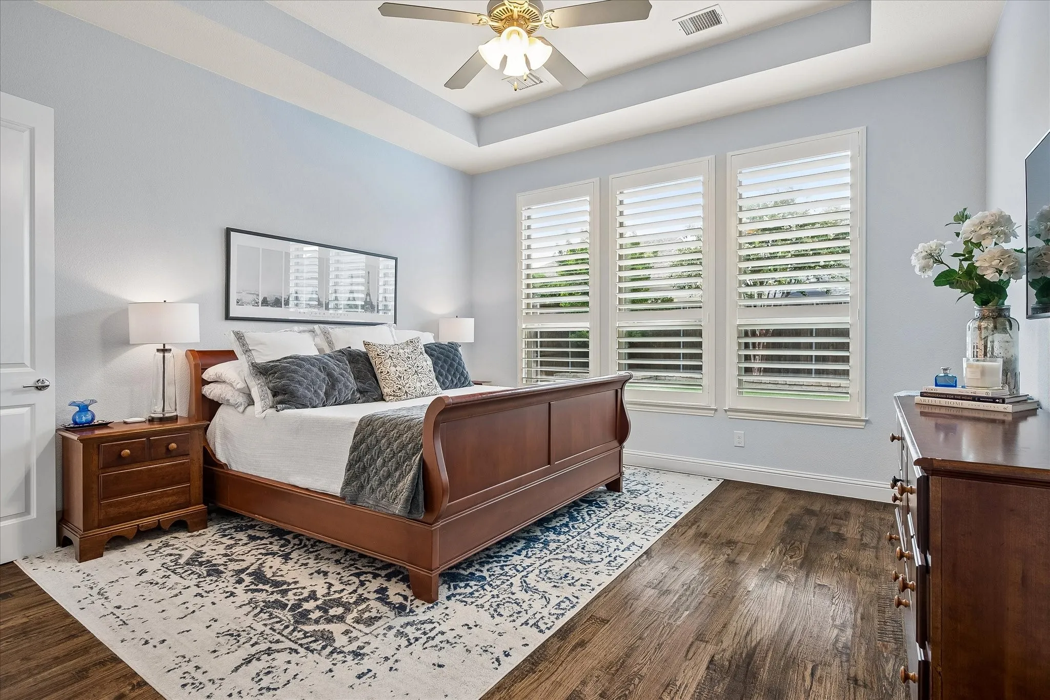 Tray ceiling with recessed lighting and a ceiling fan