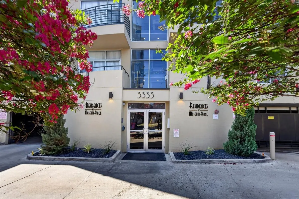 Condominium For Sale in Tarrant County , 3333 Darcy Street 2102, Fort Worth, Texas 76107, 1 Bedroom, 1 Bathroom, 1 Garage spaces, 862 Sqft, built in 1999, mls#21325195, Real Estate Agent in Fort Worth, Homes For Sale in Tarrant county, Homes For Sale in Fort Worth, Realtor in Fort Worth Texas, Real Estate Brokerage Independent Realty Texas, Luminita Cordes Realtor