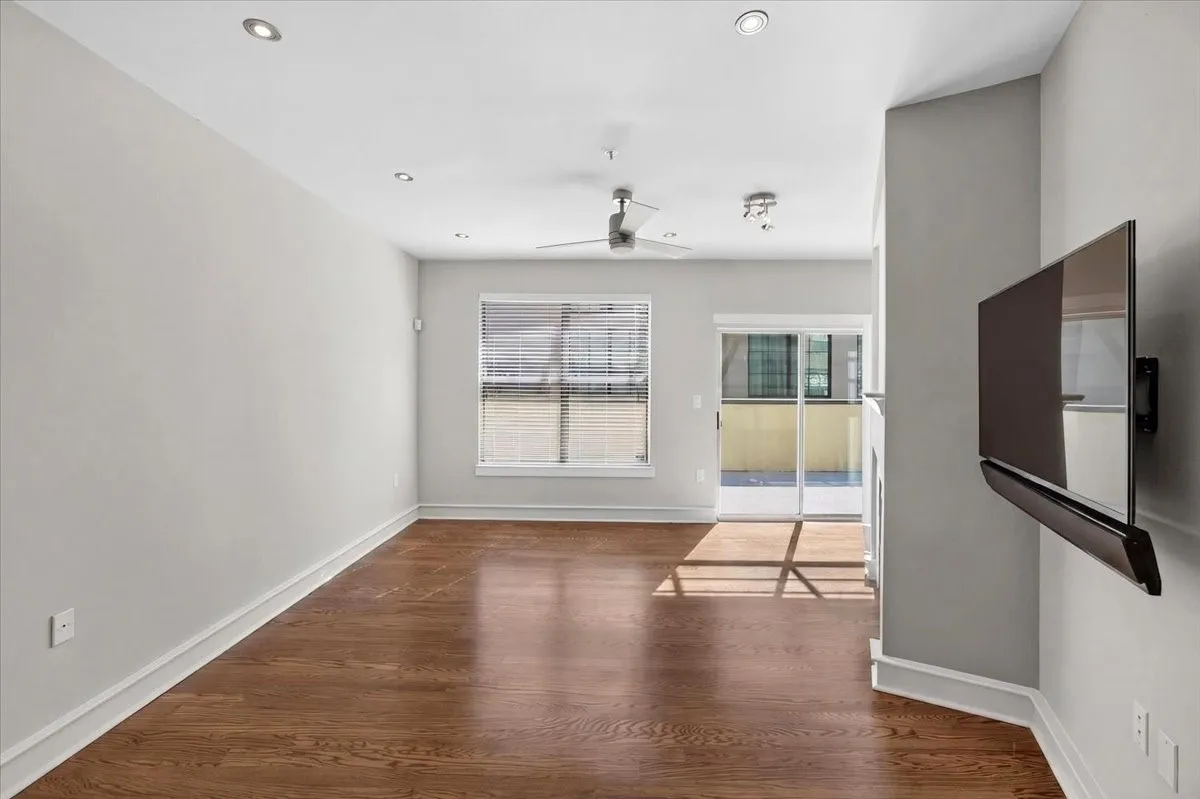 Condominium For Sale in Tarrant County , 3333 Darcy Street 2102, Fort Worth, Texas 76107, 1 Bedroom, 1 Bathroom, 1 Garage spaces, 862 Sqft, built in 1999, mls#21325195, Real Estate Agent in Fort Worth, Homes For Sale in Tarrant county, Homes For Sale in Fort Worth, Realtor in Fort Worth Texas, Real Estate Brokerage Independent Realty Texas, Luminita Cordes Realtor