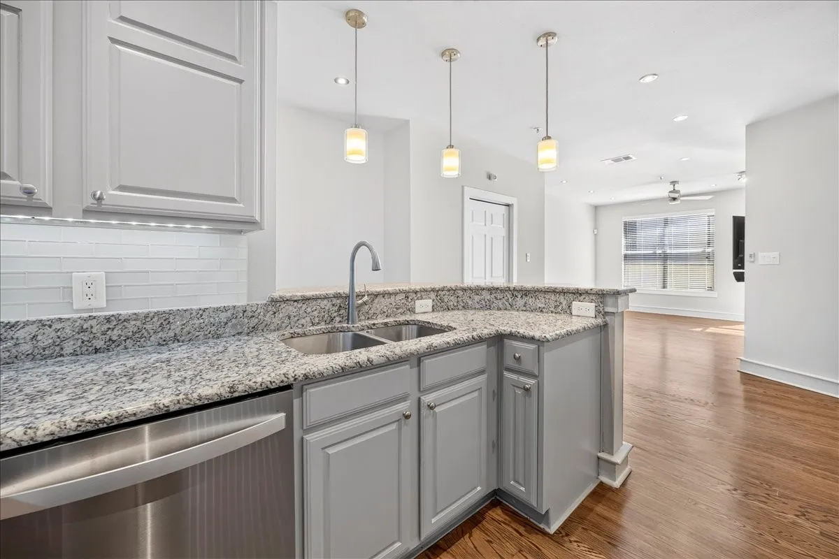 Condominium For Sale in Tarrant County , 3333 Darcy Street 2102, Fort Worth, Texas 76107, 1 Bedroom, 1 Bathroom, 1 Garage spaces, 862 Sqft, built in 1999, mls#21325195, Real Estate Agent in Fort Worth, Homes For Sale in Tarrant county, Homes For Sale in Fort Worth, Realtor in Fort Worth Texas, Real Estate Brokerage Independent Realty Texas, Luminita Cordes Realtor