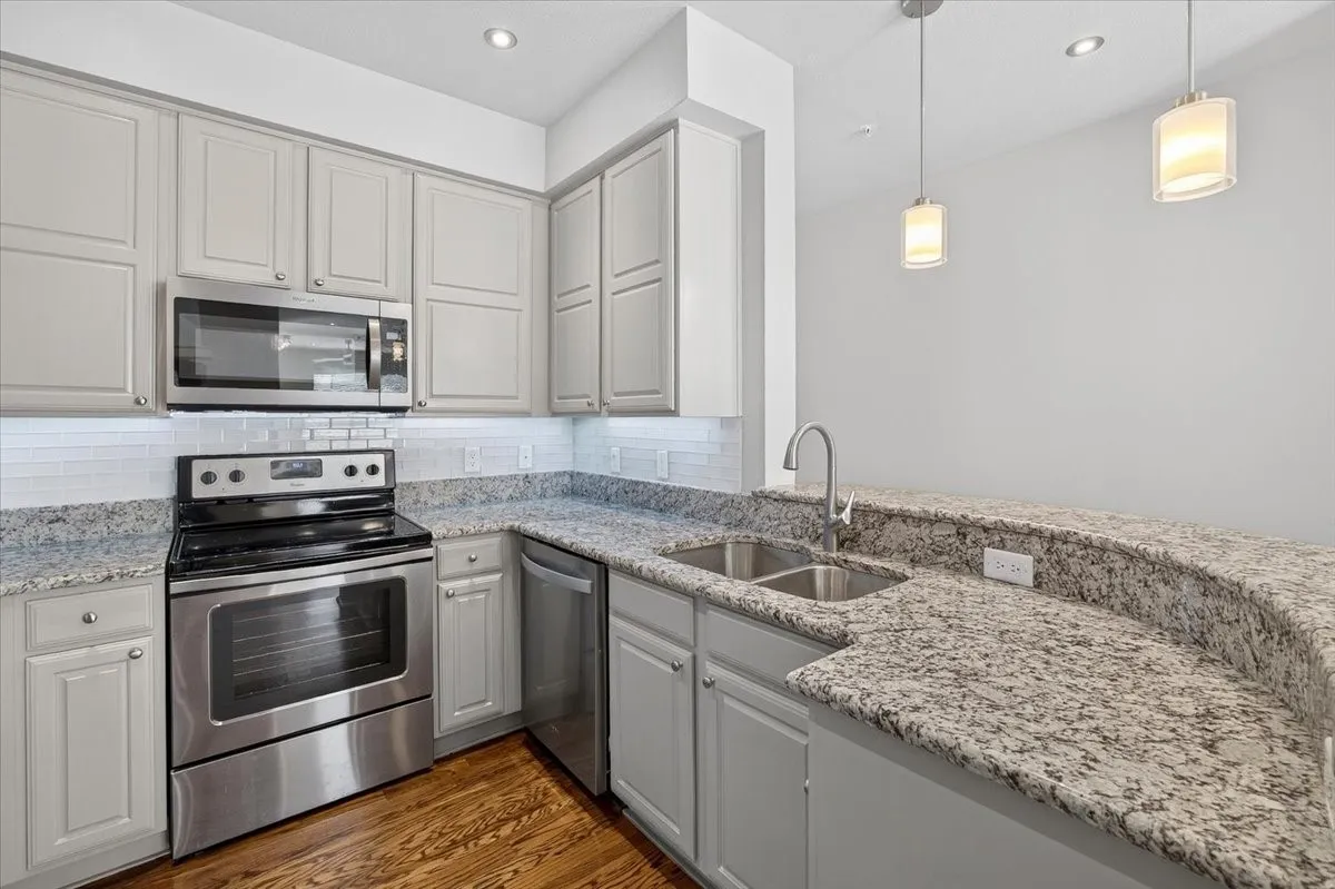 Condominium For Sale in Tarrant County , 3333 Darcy Street 2102, Fort Worth, Texas 76107, 1 Bedroom, 1 Bathroom, 1 Garage spaces, 862 Sqft, built in 1999, mls#21325195, Real Estate Agent in Fort Worth, Homes For Sale in Tarrant county, Homes For Sale in Fort Worth, Realtor in Fort Worth Texas, Real Estate Brokerage Independent Realty Texas, Luminita Cordes Realtor