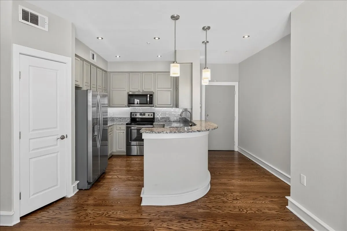 Condominium For Sale in Tarrant County , 3333 Darcy Street 2102, Fort Worth, Texas 76107, 1 Bedroom, 1 Bathroom, 1 Garage spaces, 862 Sqft, built in 1999, mls#21325195, Real Estate Agent in Fort Worth, Homes For Sale in Tarrant county, Homes For Sale in Fort Worth, Realtor in Fort Worth Texas, Real Estate Brokerage Independent Realty Texas, Luminita Cordes Realtor