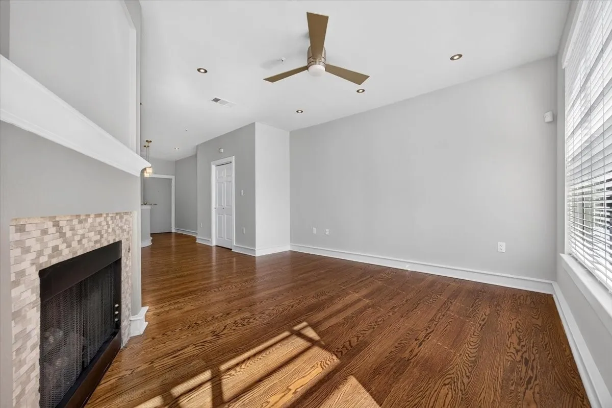 Condominium For Sale in Tarrant County , 3333 Darcy Street 2102, Fort Worth, Texas 76107, 1 Bedroom, 1 Bathroom, 1 Garage spaces, 862 Sqft, built in 1999, mls#21325195, Real Estate Agent in Fort Worth, Homes For Sale in Tarrant county, Homes For Sale in Fort Worth, Realtor in Fort Worth Texas, Real Estate Brokerage Independent Realty Texas, Luminita Cordes Realtor