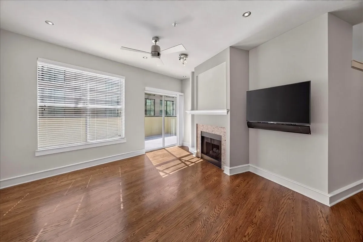 Condominium For Sale in Tarrant County , 3333 Darcy Street 2102, Fort Worth, Texas 76107, 1 Bedroom, 1 Bathroom, 1 Garage spaces, 862 Sqft, built in 1999, mls#21325195, Real Estate Agent in Fort Worth, Homes For Sale in Tarrant county, Homes For Sale in Fort Worth, Realtor in Fort Worth Texas, Real Estate Brokerage Independent Realty Texas, Luminita Cordes Realtor