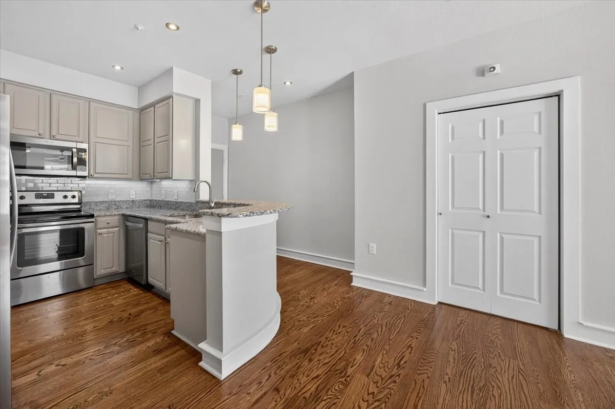 Condominium For Sale in Tarrant County , 3333 Darcy Street 2102, Fort Worth, Texas 76107, 1 Bedroom, 1 Bathroom, 1 Garage spaces, 862 Sqft, built in 1999, mls#21325195, Real Estate Agent in Fort Worth, Homes For Sale in Tarrant county, Homes For Sale in Fort Worth, Realtor in Fort Worth Texas, Real Estate Brokerage Independent Realty Texas, Luminita Cordes Realtor
