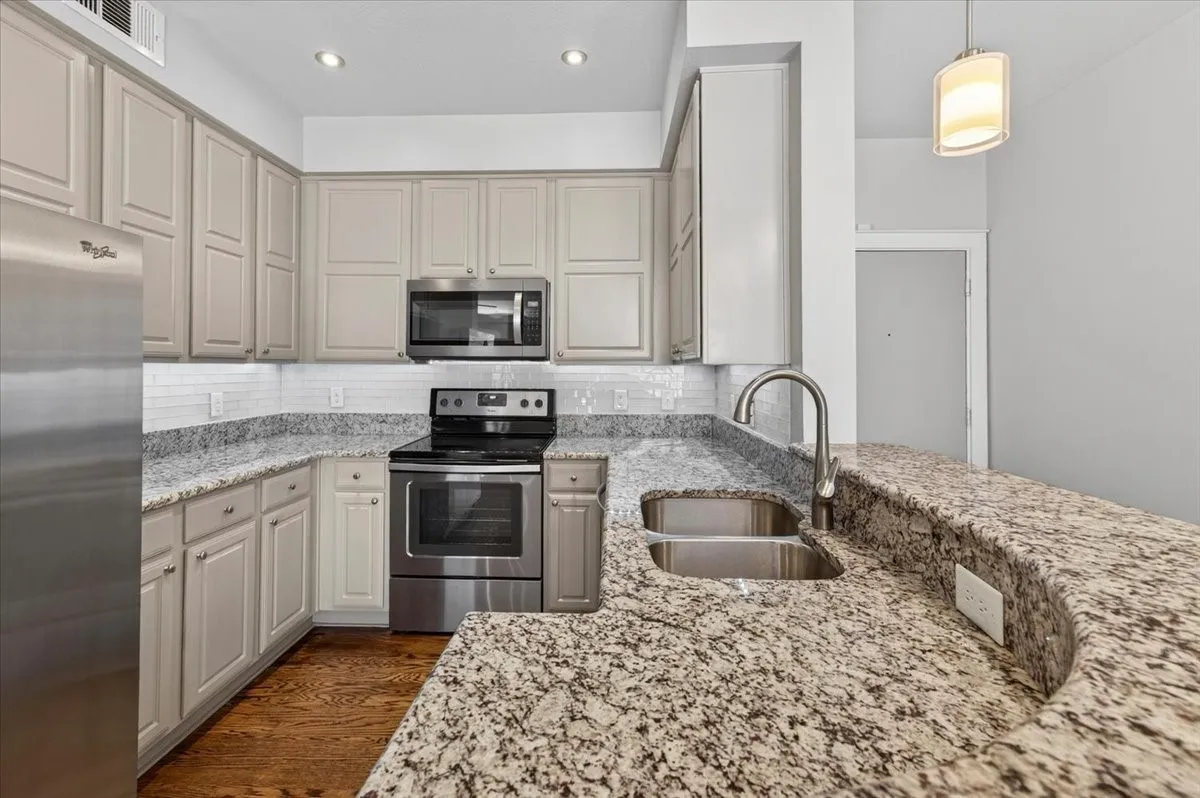 Condominium For Sale in Tarrant County , 3333 Darcy Street 2102, Fort Worth, Texas 76107, 1 Bedroom, 1 Bathroom, 1 Garage spaces, 862 Sqft, built in 1999, mls#21325195, Real Estate Agent in Fort Worth, Homes For Sale in Tarrant county, Homes For Sale in Fort Worth, Realtor in Fort Worth Texas, Real Estate Brokerage Independent Realty Texas, Luminita Cordes Realtor