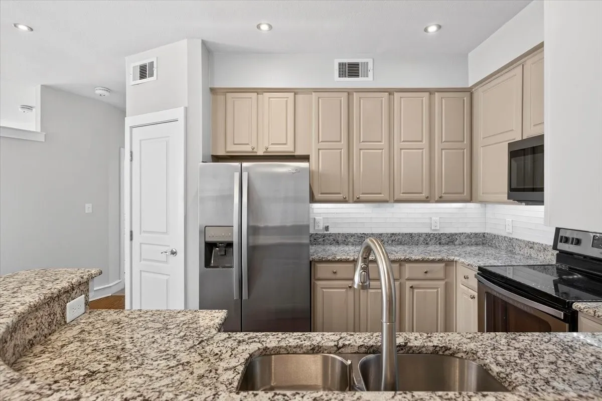 Condominium For Sale in Tarrant County , 3333 Darcy Street 2102, Fort Worth, Texas 76107, 1 Bedroom, 1 Bathroom, 1 Garage spaces, 862 Sqft, built in 1999, mls#21325195, Real Estate Agent in Fort Worth, Homes For Sale in Tarrant county, Homes For Sale in Fort Worth, Realtor in Fort Worth Texas, Real Estate Brokerage Independent Realty Texas, Luminita Cordes Realtor