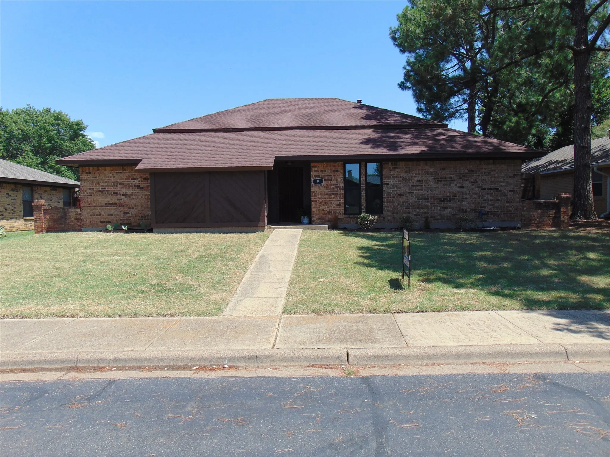 Single Family Residence For Sale in Denton County , 9 Whispering Lane, Hickory Creek, Texas 75065, 3 Bedroom, 2 Bathroom, 2 Garage spaces, 1,966 Sqft, built in 1977, mls#21325866, Real Estate Agent in Hickory Creek, Homes For Sale in Denton county, Homes For Sale in Hickory Creek, Realtor in Hickory Creek Texas, Real Estate Brokerage Independent Realty Texas, Luminita Cordes Realtor