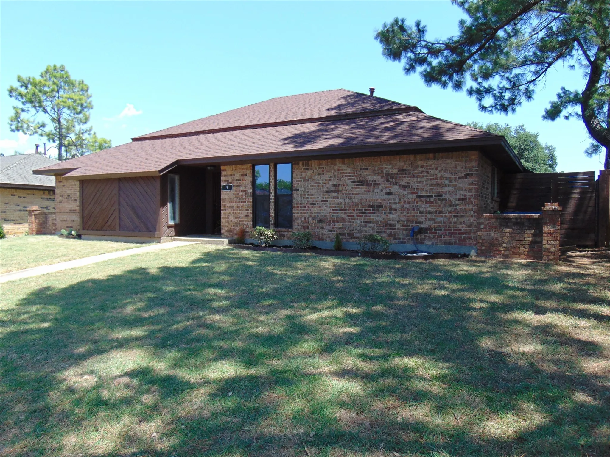 Single Family Residence For Sale in Denton County , 9 Whispering Lane, Hickory Creek, Texas 75065, 3 Bedroom, 2 Bathroom, 2 Garage spaces, 1,966 Sqft, built in 1977, mls#21325866, Real Estate Agent in Hickory Creek, Homes For Sale in Denton county, Homes For Sale in Hickory Creek, Realtor in Hickory Creek Texas, Real Estate Brokerage Independent Realty Texas, Luminita Cordes Realtor
