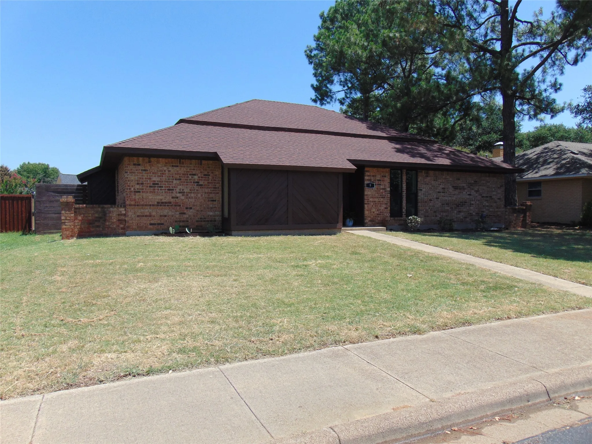 Single Family Residence For Sale in Denton County , 9 Whispering Lane, Hickory Creek, Texas 75065, 3 Bedroom, 2 Bathroom, 2 Garage spaces, 1,966 Sqft, built in 1977, mls#21325866, Real Estate Agent in Hickory Creek, Homes For Sale in Denton county, Homes For Sale in Hickory Creek, Realtor in Hickory Creek Texas, Real Estate Brokerage Independent Realty Texas, Luminita Cordes Realtor
