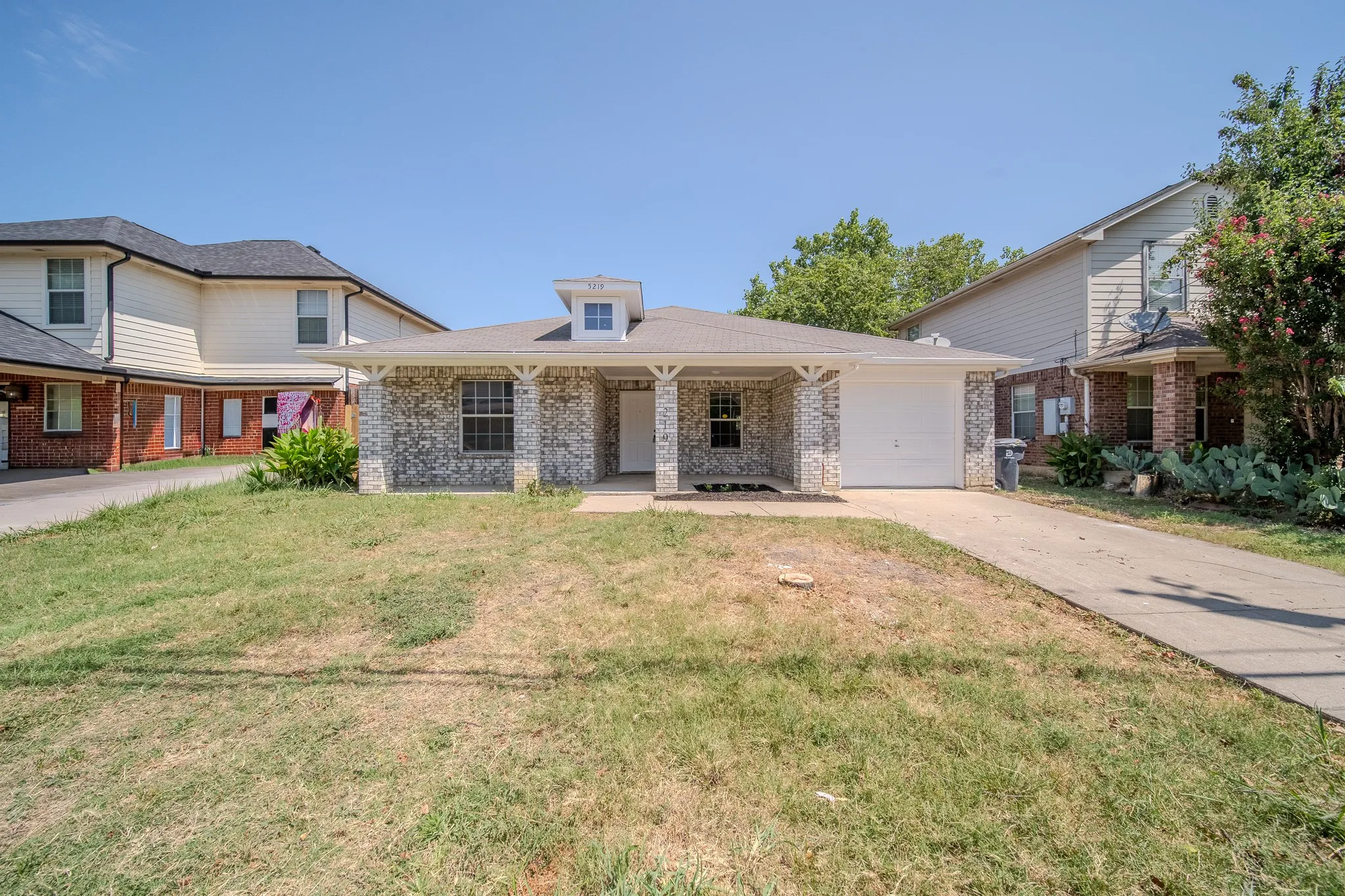 Single Family Residence For Sale in Dallas County , 5219 Chippewa Drive, Dallas, Texas 75212, 3 Bedroom, 2 Bathroom, 1 Garage spaces, 1,312 Sqft, built in 2005, mls#21325837, Real Estate Agent in Dallas, Homes For Sale in Dallas county, Homes For Sale in Dallas, Realtor in Dallas Texas, Real Estate Brokerage Independent Realty Texas, Luminita Cordes Realtor