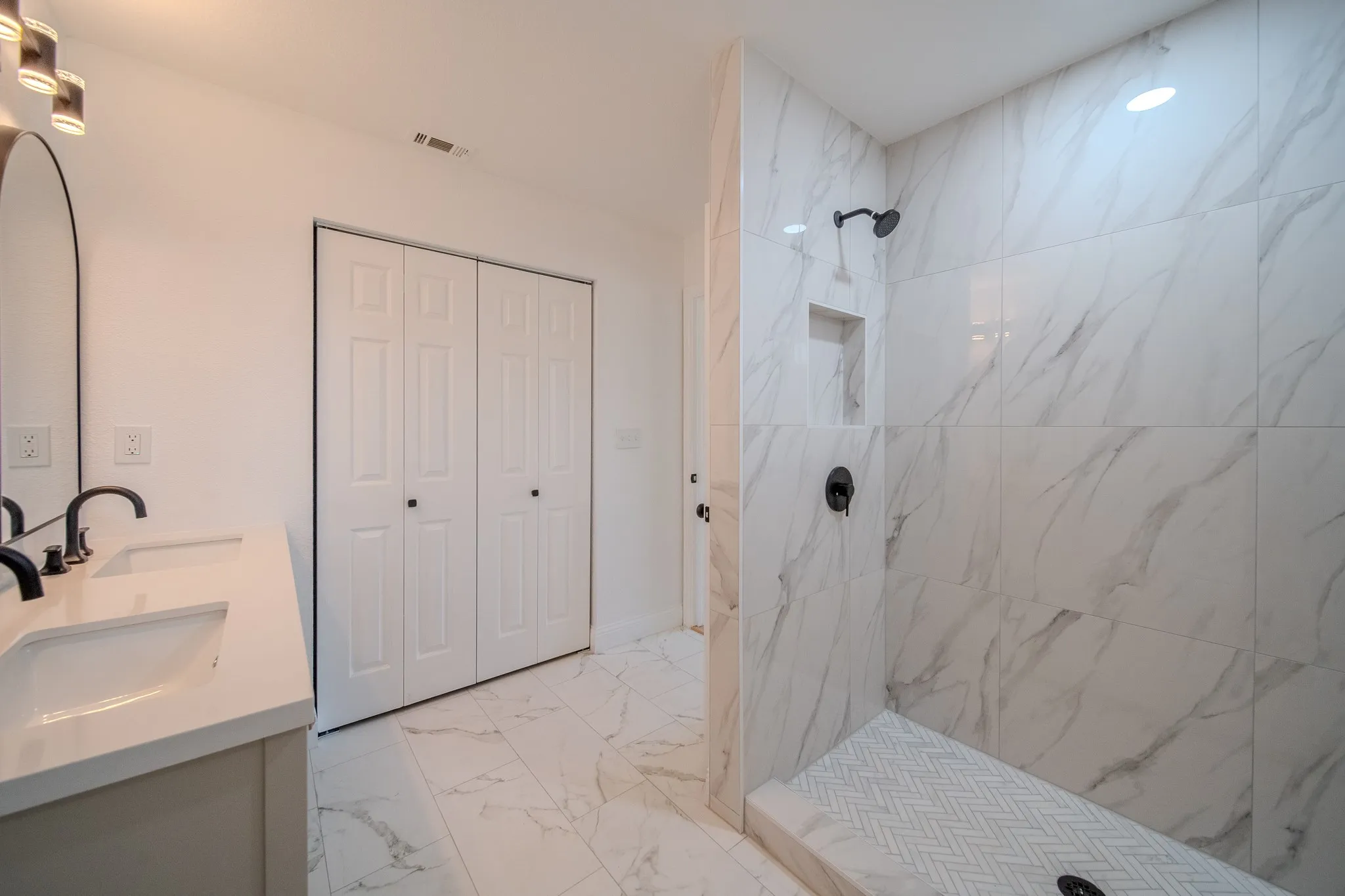 Dual vanity with undermount sinks and matte black fixtures