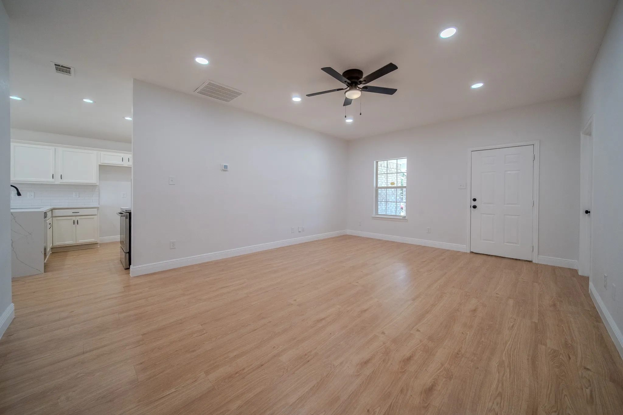 Single Family Residence For Sale in Dallas County , 5219 Chippewa Drive, Dallas, Texas 75212, 3 Bedroom, 2 Bathroom, 1 Garage spaces, 1,312 Sqft, built in 2005, mls#21325837, Real Estate Agent in Dallas, Homes For Sale in Dallas county, Homes For Sale in Dallas, Realtor in Dallas Texas, Real Estate Brokerage Independent Realty Texas, Luminita Cordes Realtor
