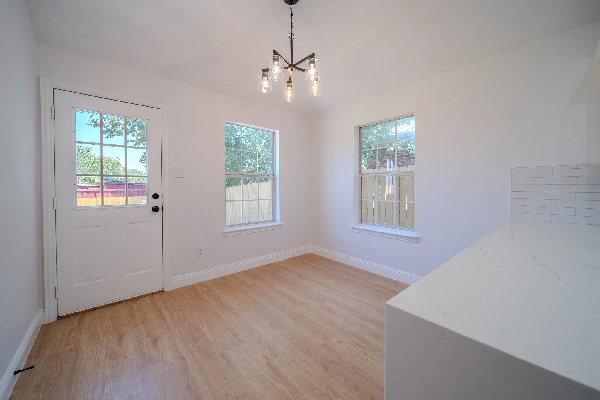 Single Family Residence For Sale in Dallas County , 5219 Chippewa Drive, Dallas, Texas 75212, 3 Bedroom, 2 Bathroom, 1 Garage spaces, 1,312 Sqft, built in 2005, mls#21325837, Real Estate Agent in Dallas, Homes For Sale in Dallas county, Homes For Sale in Dallas, Realtor in Dallas Texas, Real Estate Brokerage Independent Realty Texas, Luminita Cordes Realtor