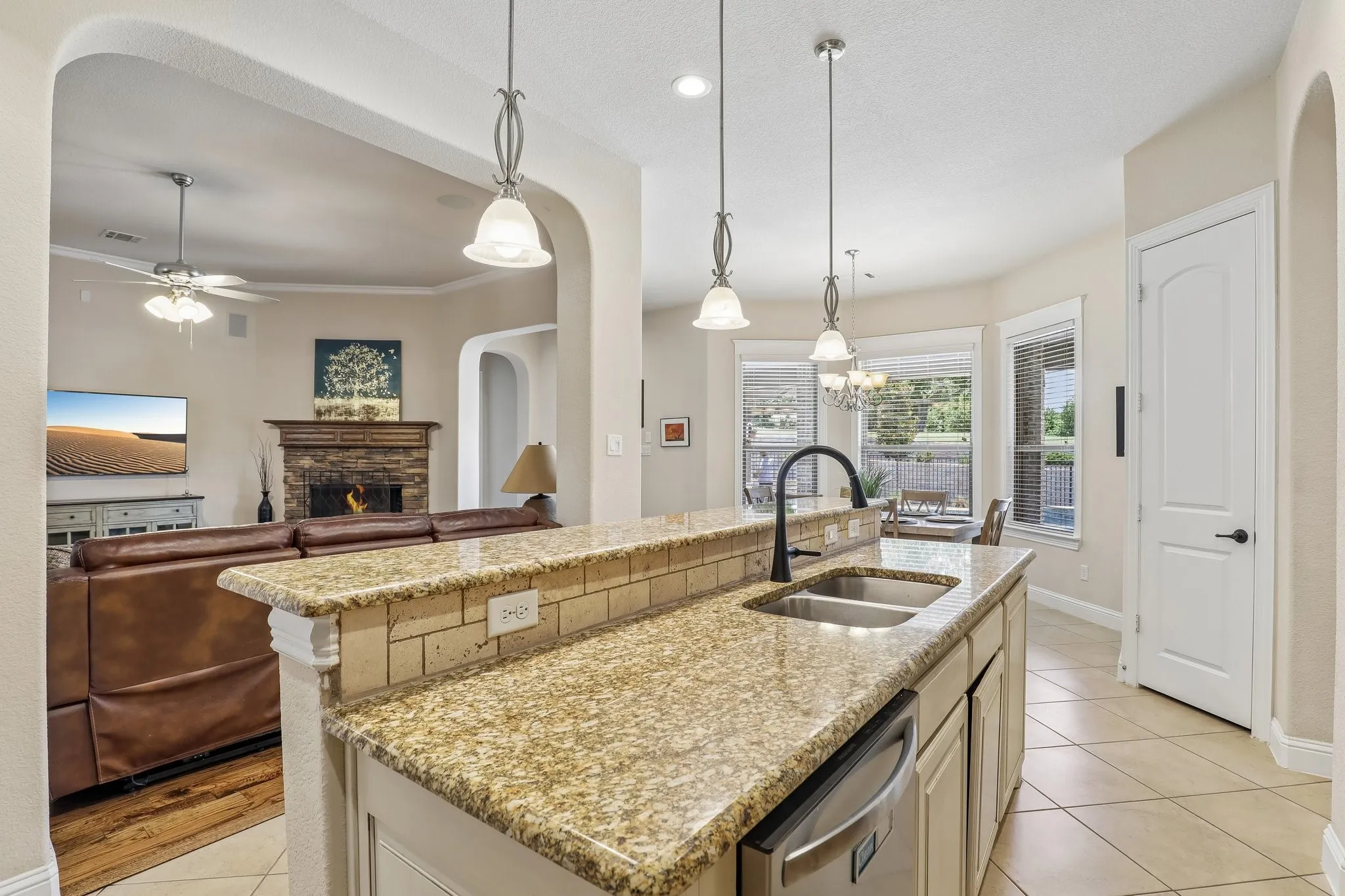 Single Family Residence For Sale in Ellis County , 2810 Fossil Creek Drive, Midlothian, Texas 76065, 4 Bedroom, 3 Bathroom, 3 Garage spaces, 2,708 Sqft, built in 2017, mls#21323179, Real Estate Agent in Midlothian, Homes For Sale in Ellis county, Homes For Sale in Midlothian, Realtor in Midlothian Texas, Real Estate Brokerage Independent Realty Texas, Luminita Cordes Realtor
