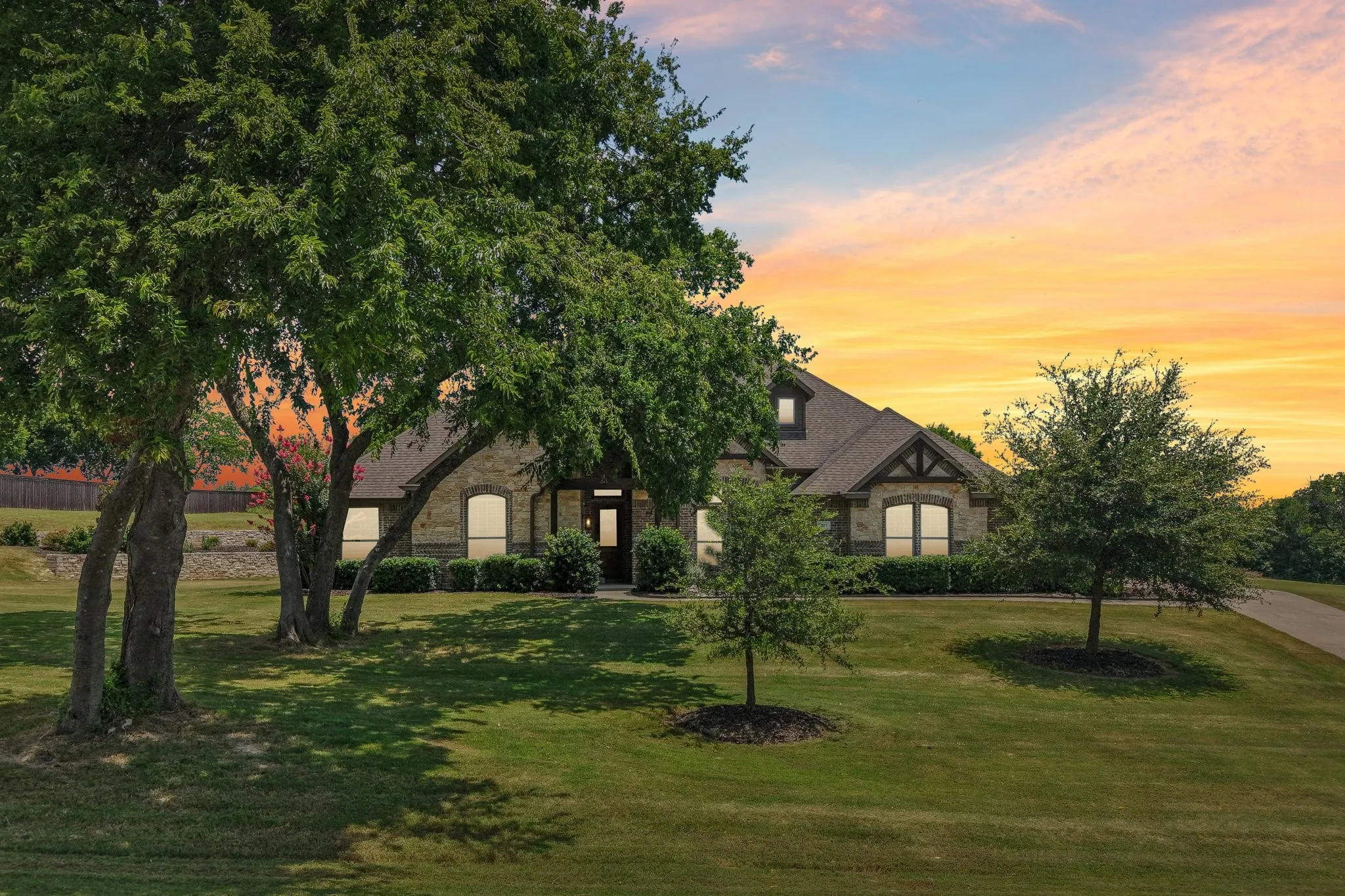 Single Family Residence For Sale in Ellis County , 2810 Fossil Creek Drive, Midlothian, Texas 76065, 4 Bedroom, 3 Bathroom, 3 Garage spaces, 2,708 Sqft, built in 2017, mls#21323179, Real Estate Agent in Midlothian, Homes For Sale in Ellis county, Homes For Sale in Midlothian, Realtor in Midlothian Texas, Real Estate Brokerage Independent Realty Texas, Luminita Cordes Realtor